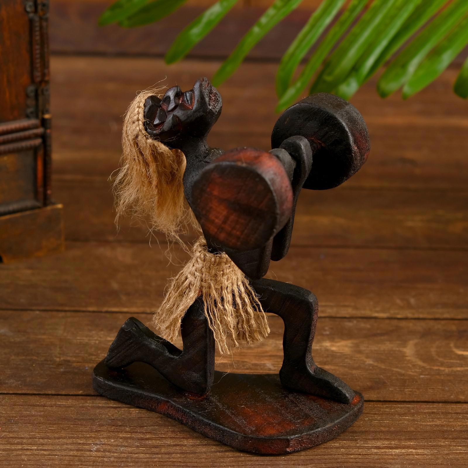 Изображение товара Сувенир Абориген-штангист 20x18x11 см — ручная работа из дерева