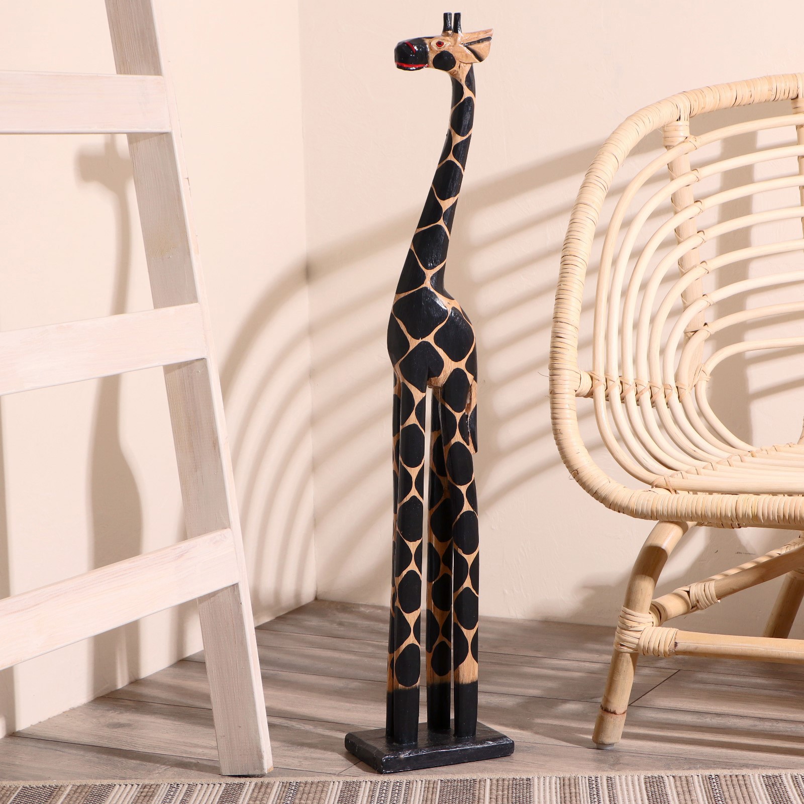 Изображение товара Сувенир интерьерный "Жираф" с красным, высота 80 см