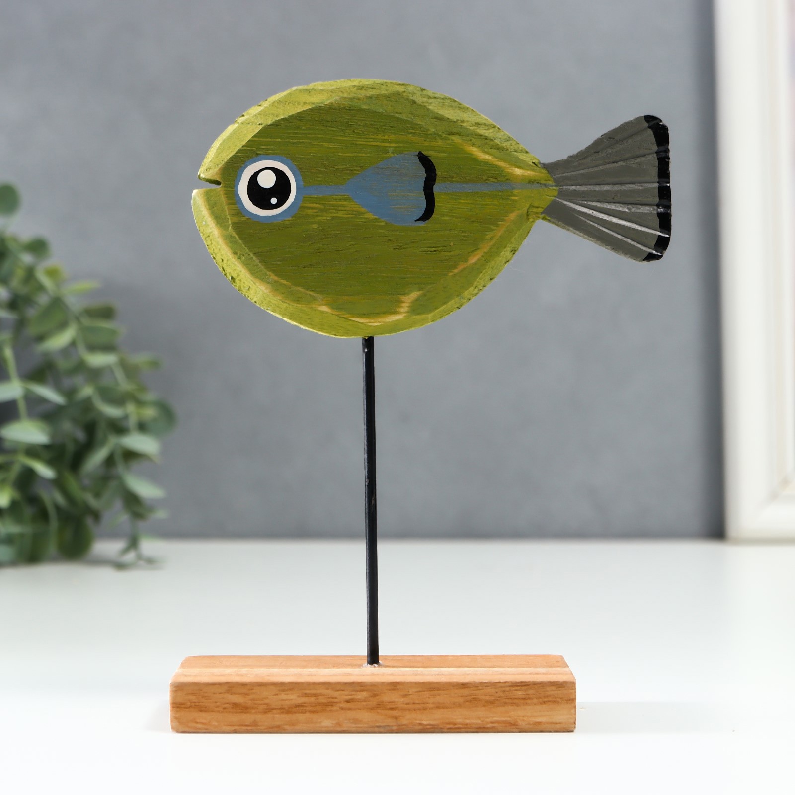 Изображение товара Сувенир интерьерный Зеленая круглая рыбка, дерево, 17x4.5x12 см