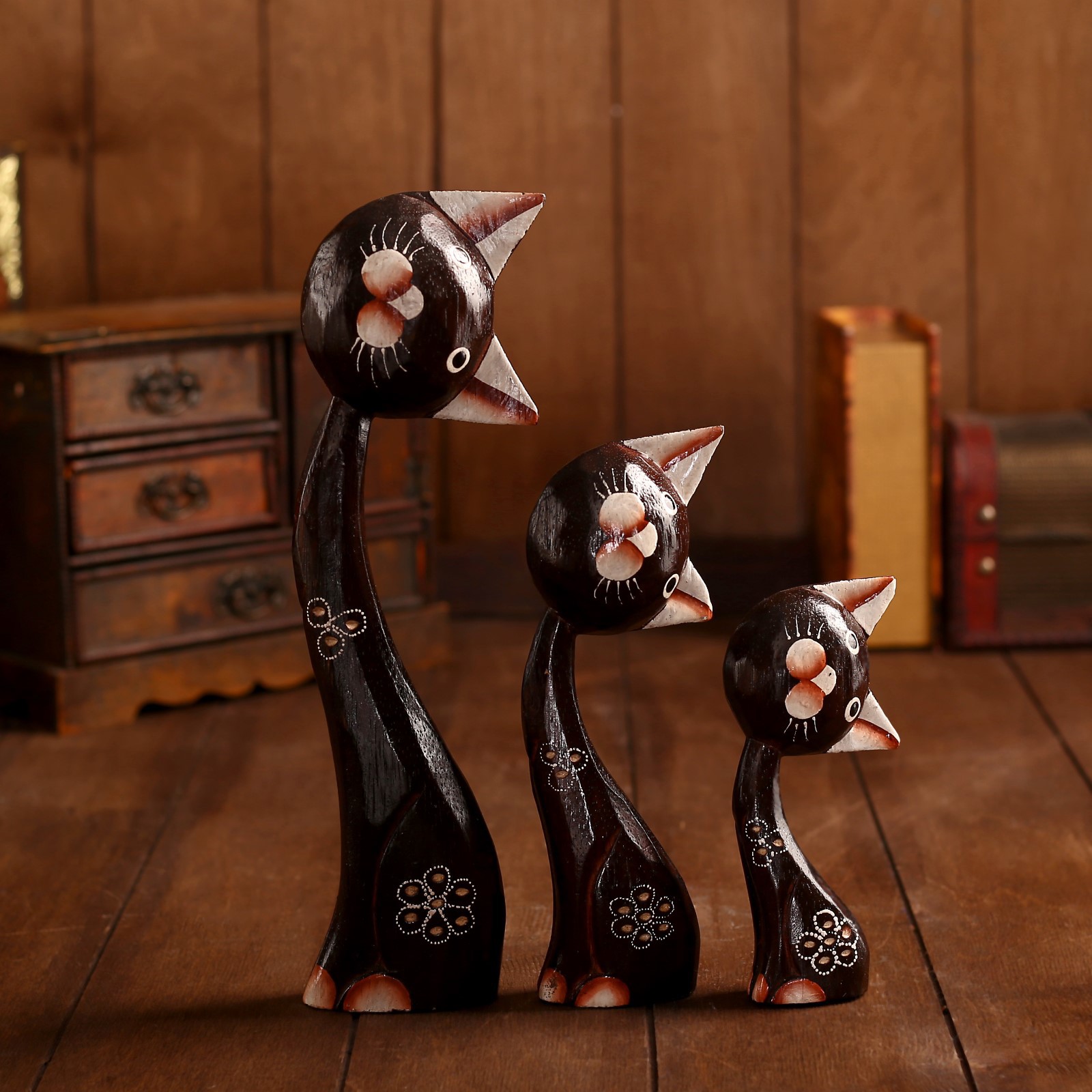 Изображение товара Набор интерьерных сувениров 3 шт "Кошки с цветком. Любопытство" высота 13. 19. 28 см