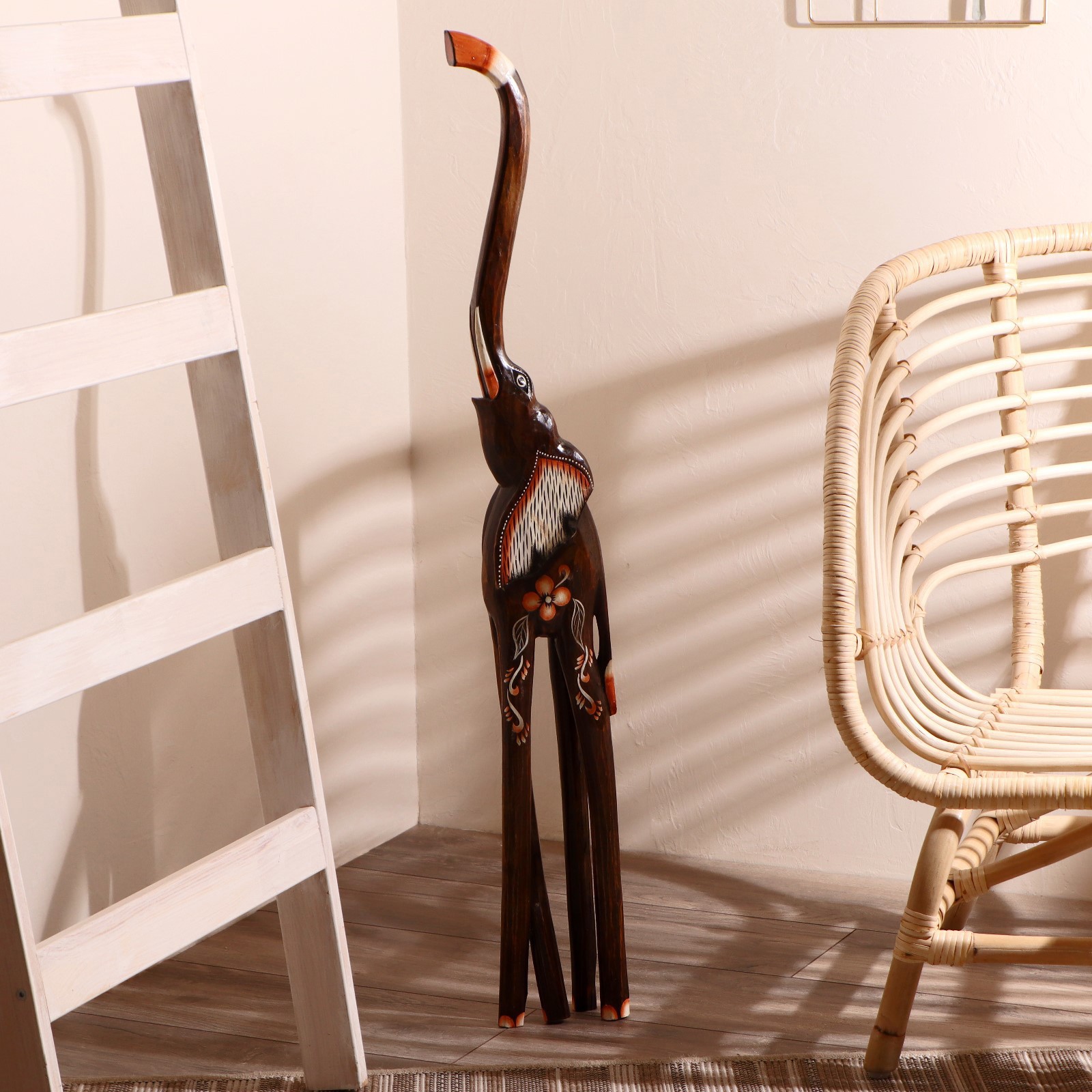 Изображение товара Слон с цветком на спине — декоративная фигура из дерева, 100x17x9 см