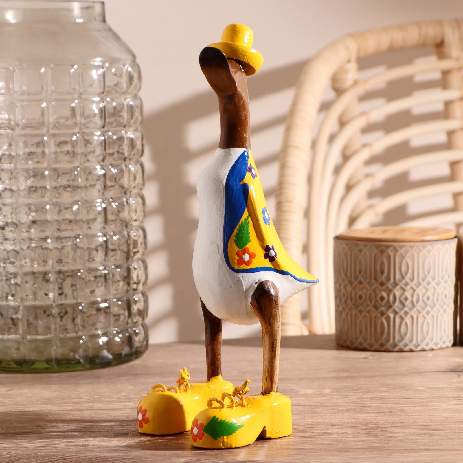 Изображение товара Утка в желтом летнем костюме — декоративная фигура из дерева