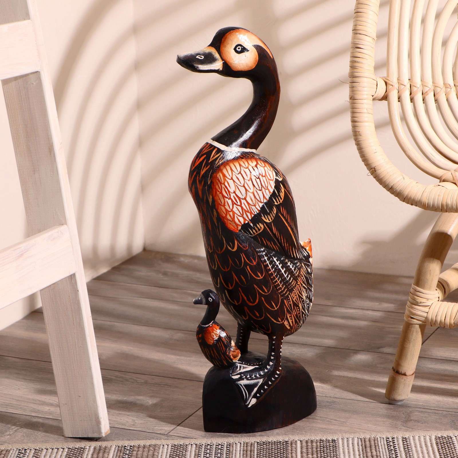 Изображение товара Утка с утёнком — деревянный интерьерный сувенир 52x10x13 см