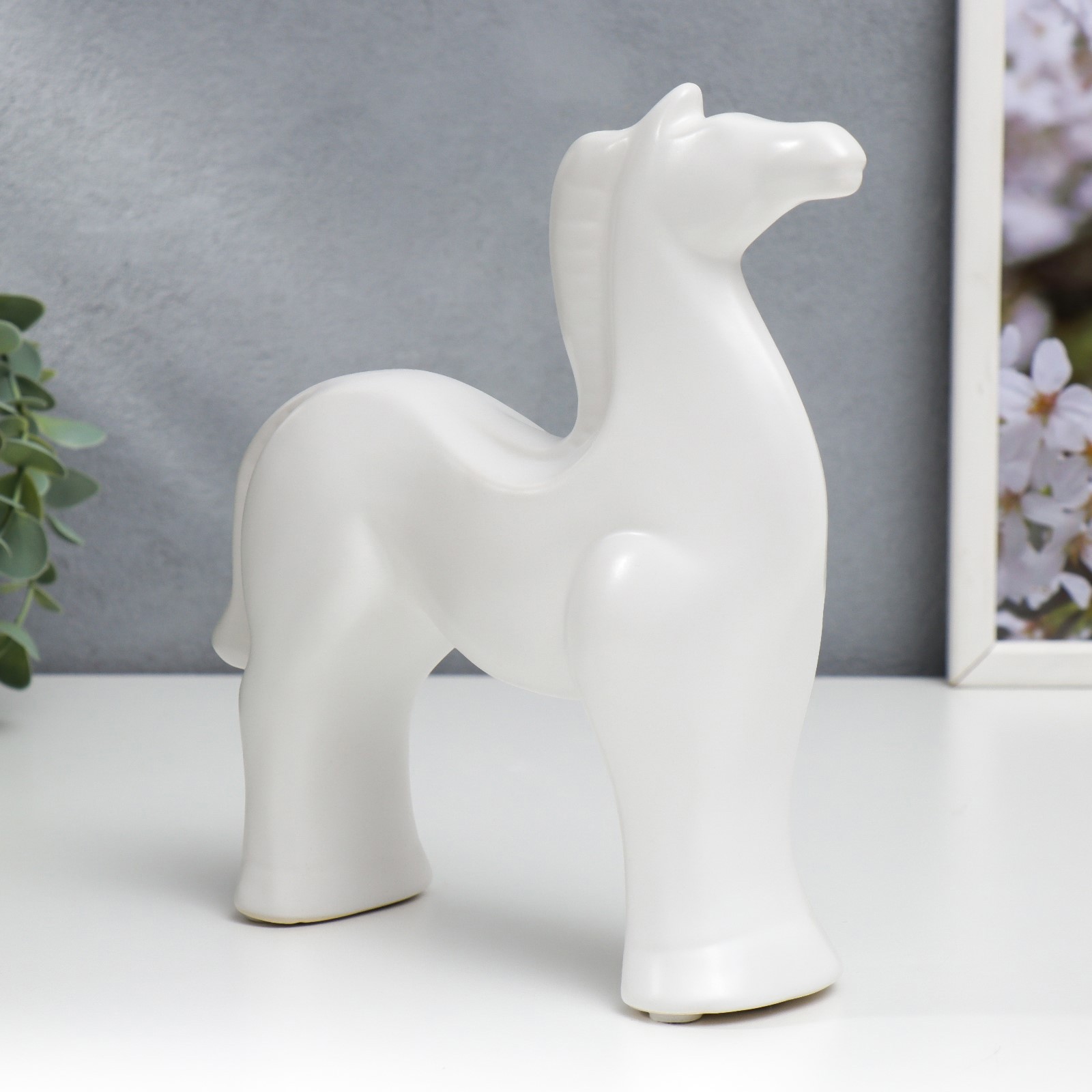 Изображение товара Белый конь — декоративная керамическая фигура, матовая, 21x5,5x20 см