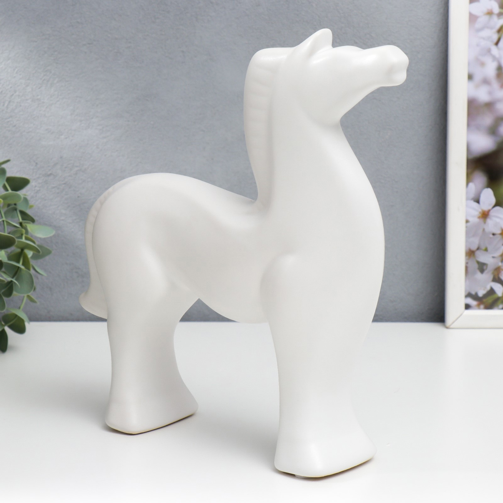 Изображение товара Сувенир интерьерный "Белый конь" матовый 27x7.5x25 см