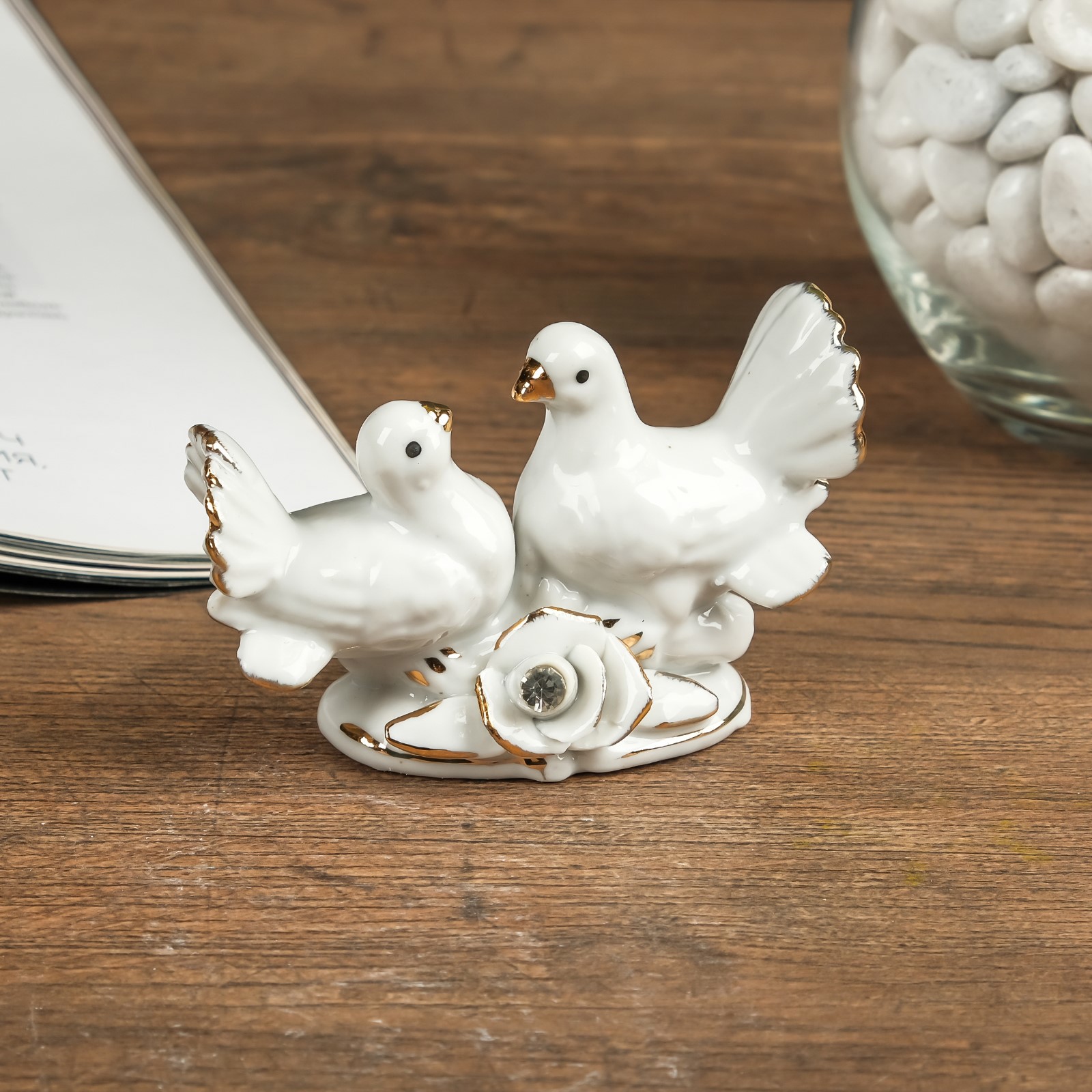 Изображение товара Сувенир интерьерный Голубки с розой — керамика, белый, страза