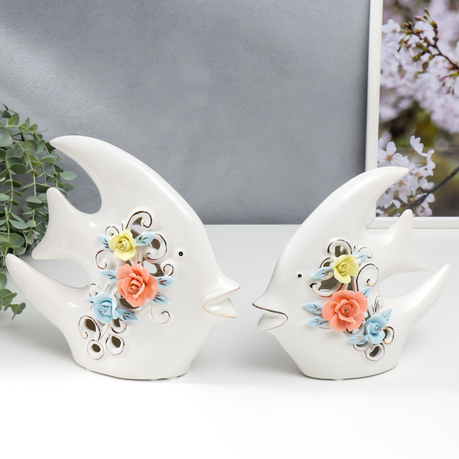 Изображение товара Набор сувениров интерьерных 2 шт "Две рыбки-скалярии с цветами" 18.5x7.5x21 см и 22.5x8.5x24.5 см