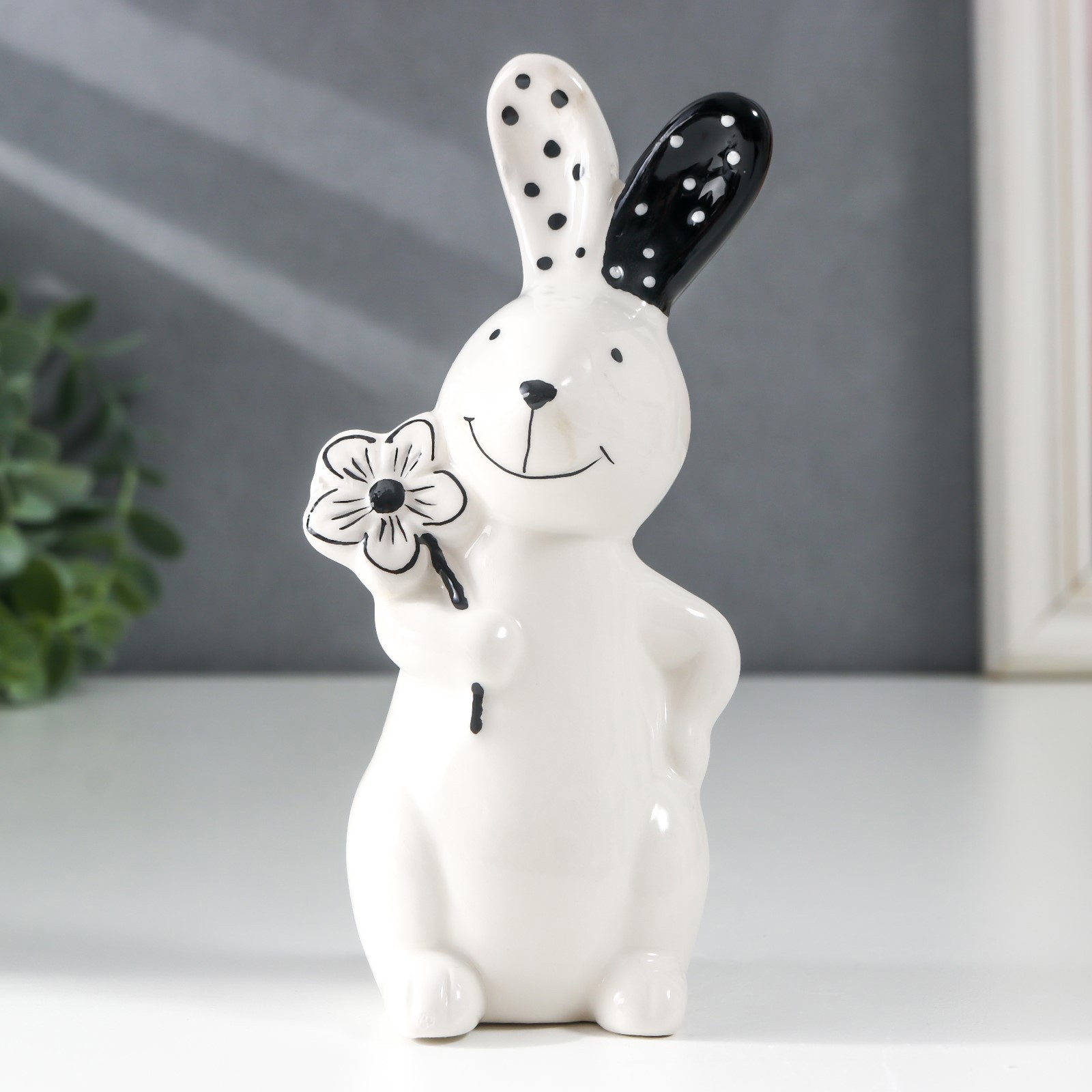Изображение товара Сувенир интерьерный "Зайчик с чёрно-белым цветком" 5.5x5x13 см Изображение товара Сувенир интерьерный "Зайчик с чёрно-белым цветком" 5.5x5x13 см