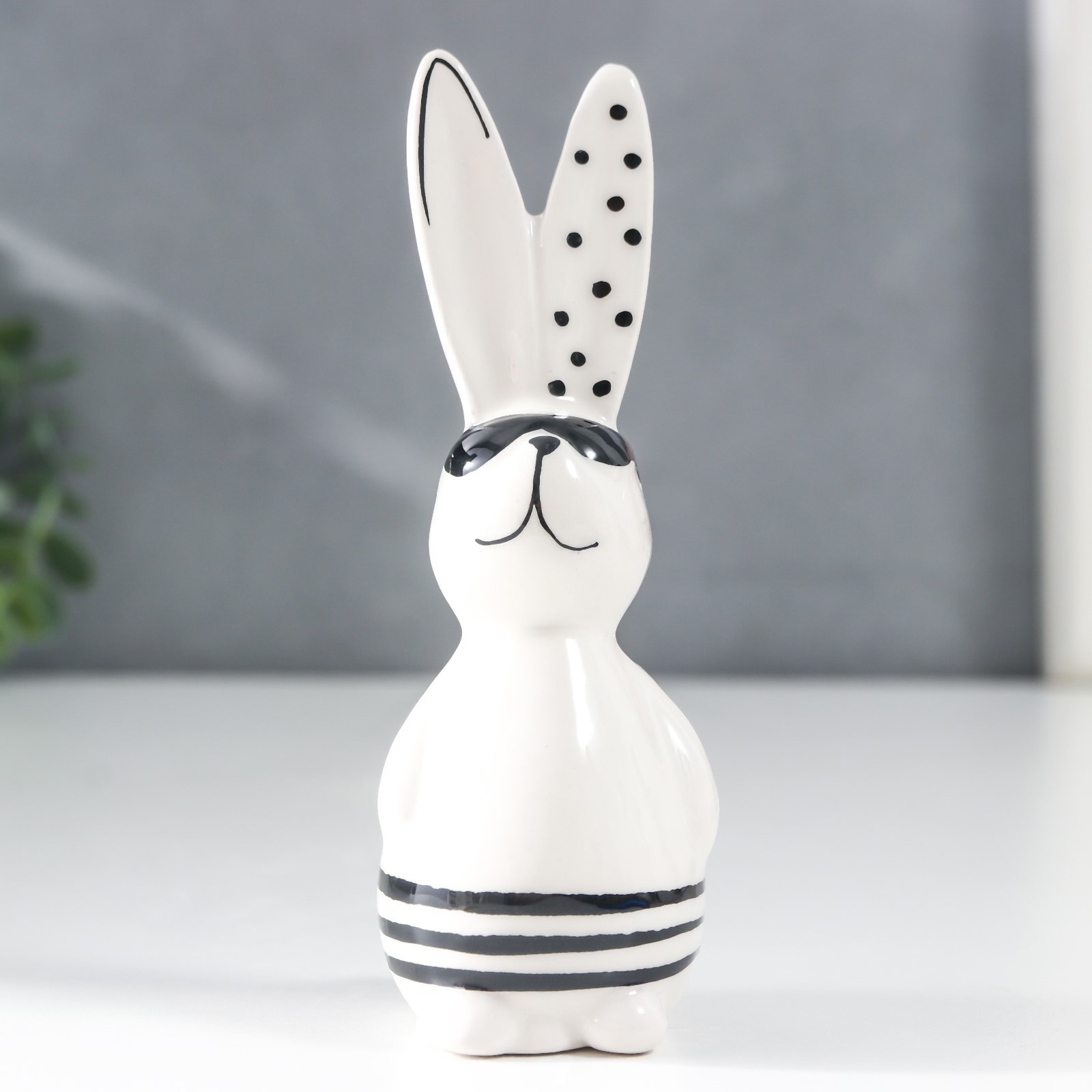 Изображение товара Сувенир интерьерный Зайчишка в солнечных очках 4x4x11 см