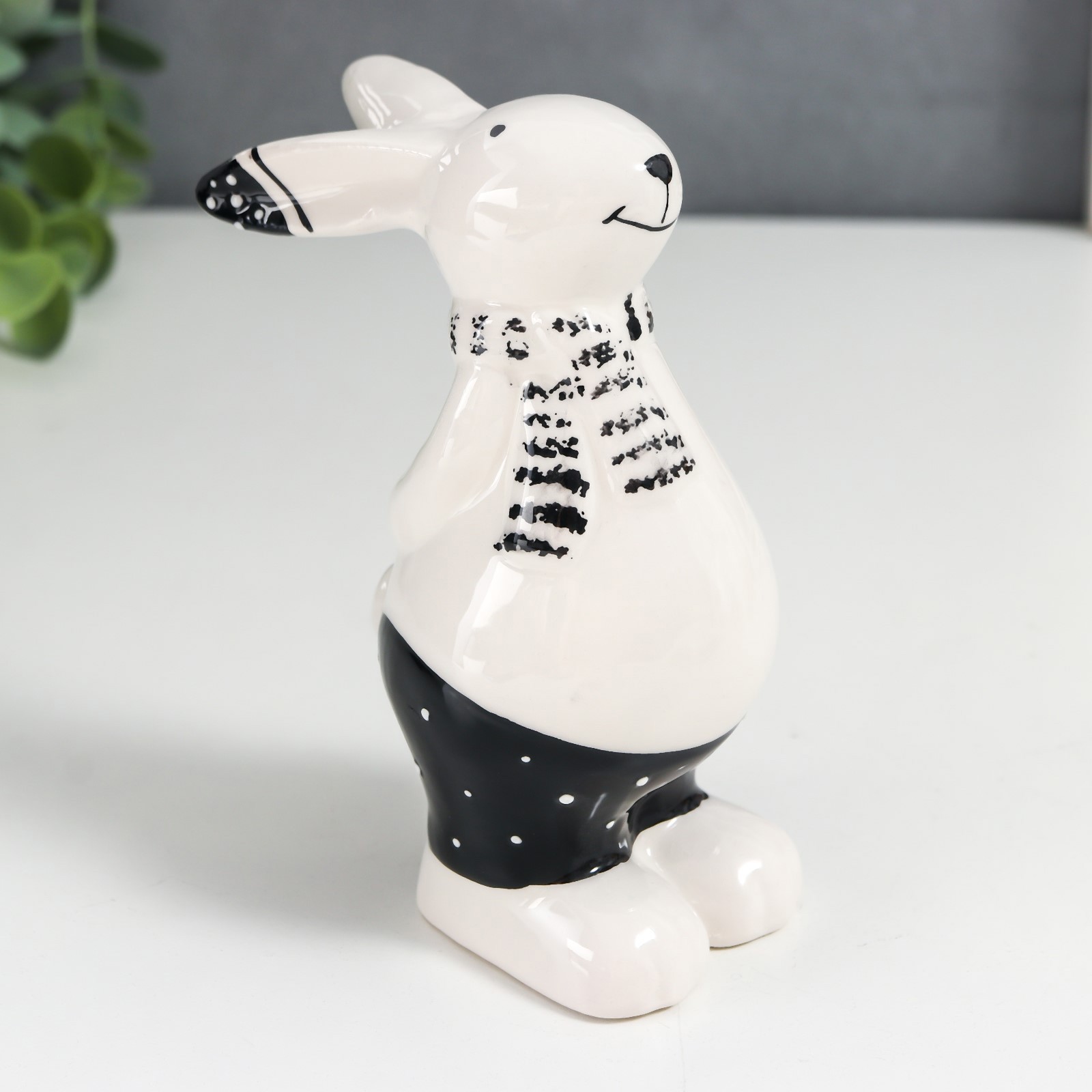 Изображение товара Сувенир зайчишка в шарфике — декоративная керамическая фигура 5x9x12 см