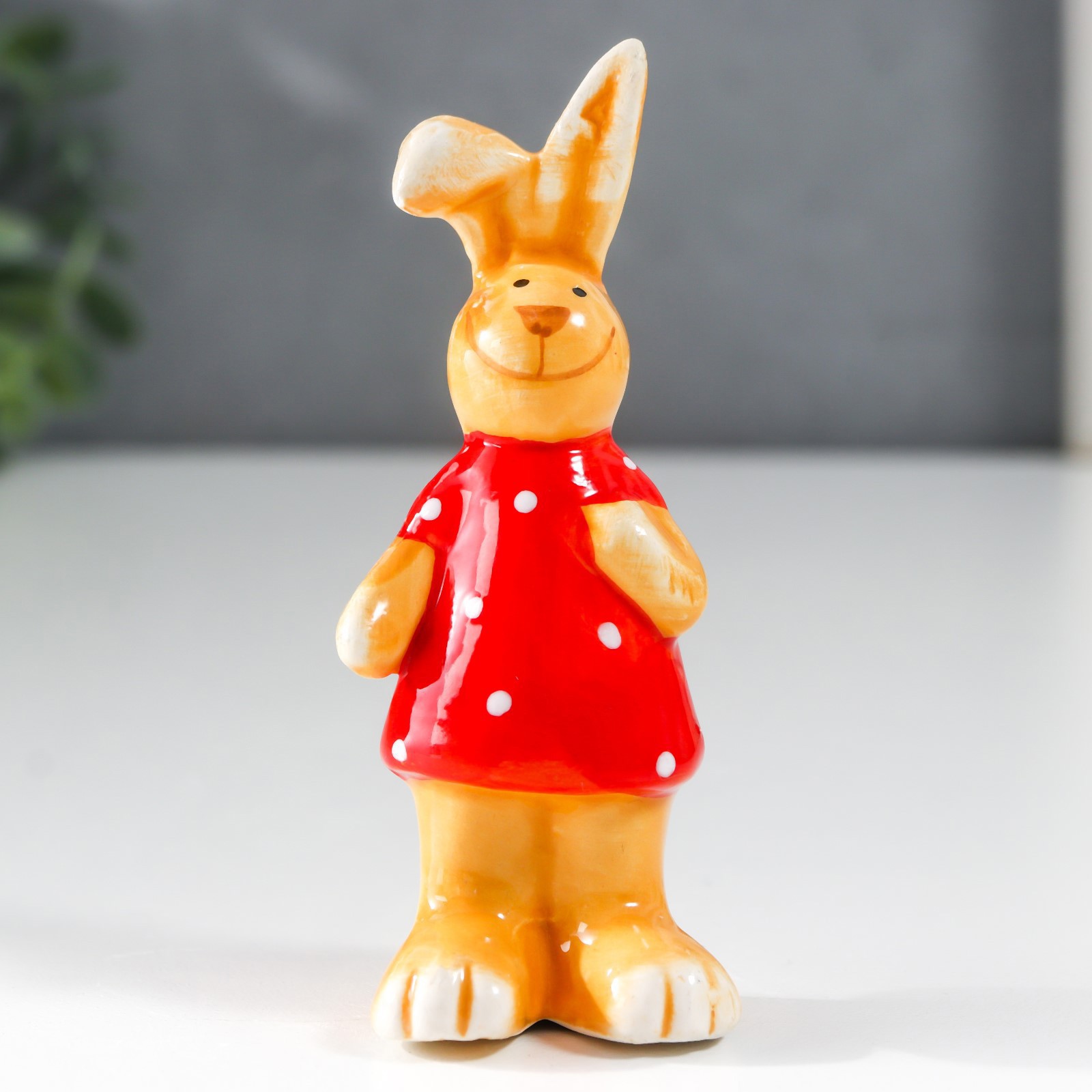 Изображение товара Сувенир Зайка в красном платье — декоративная керамическая фигура