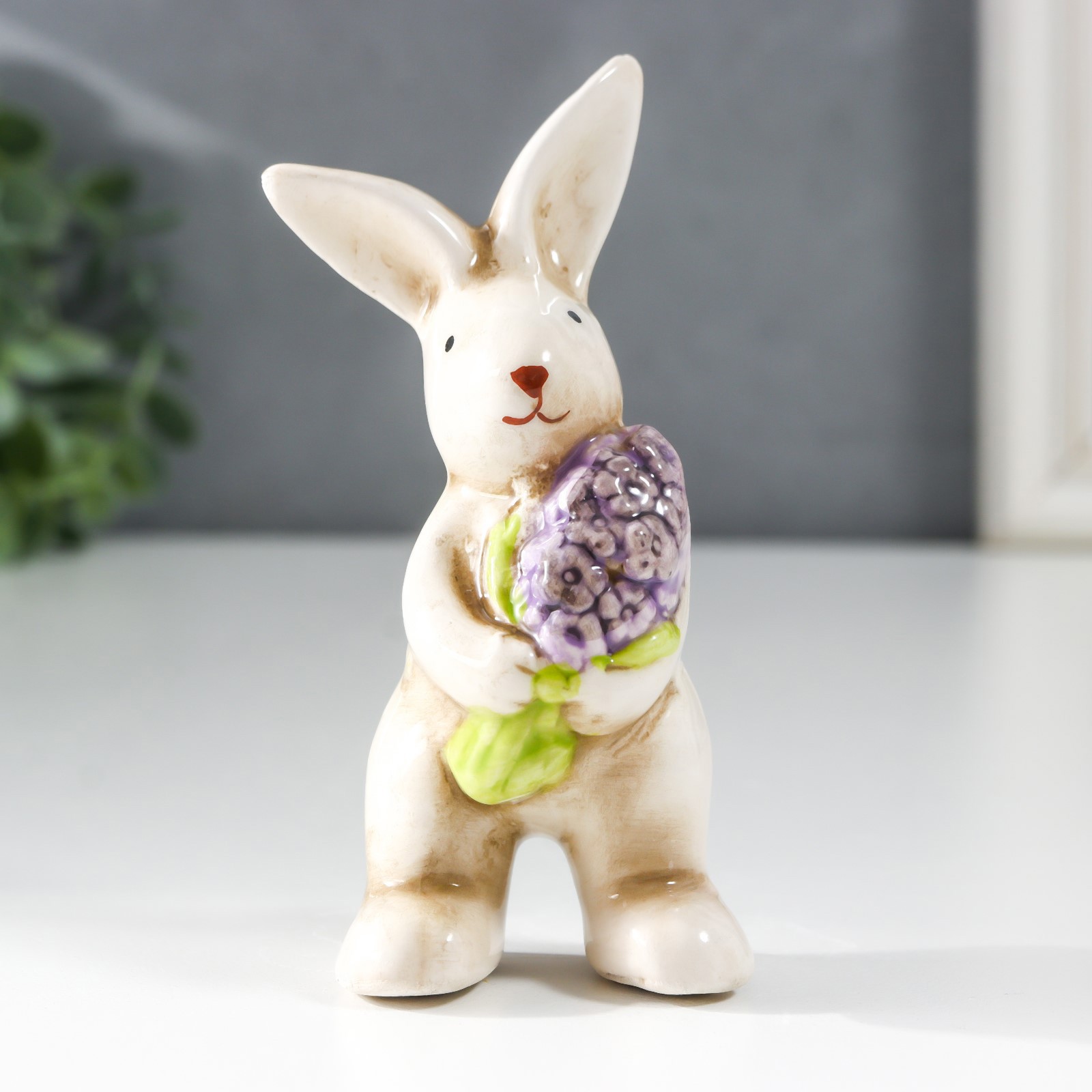 Изображение товара Зайчонок с сиренью — декоративная керамическая фигура, 4,1×3,9×9,3 см
