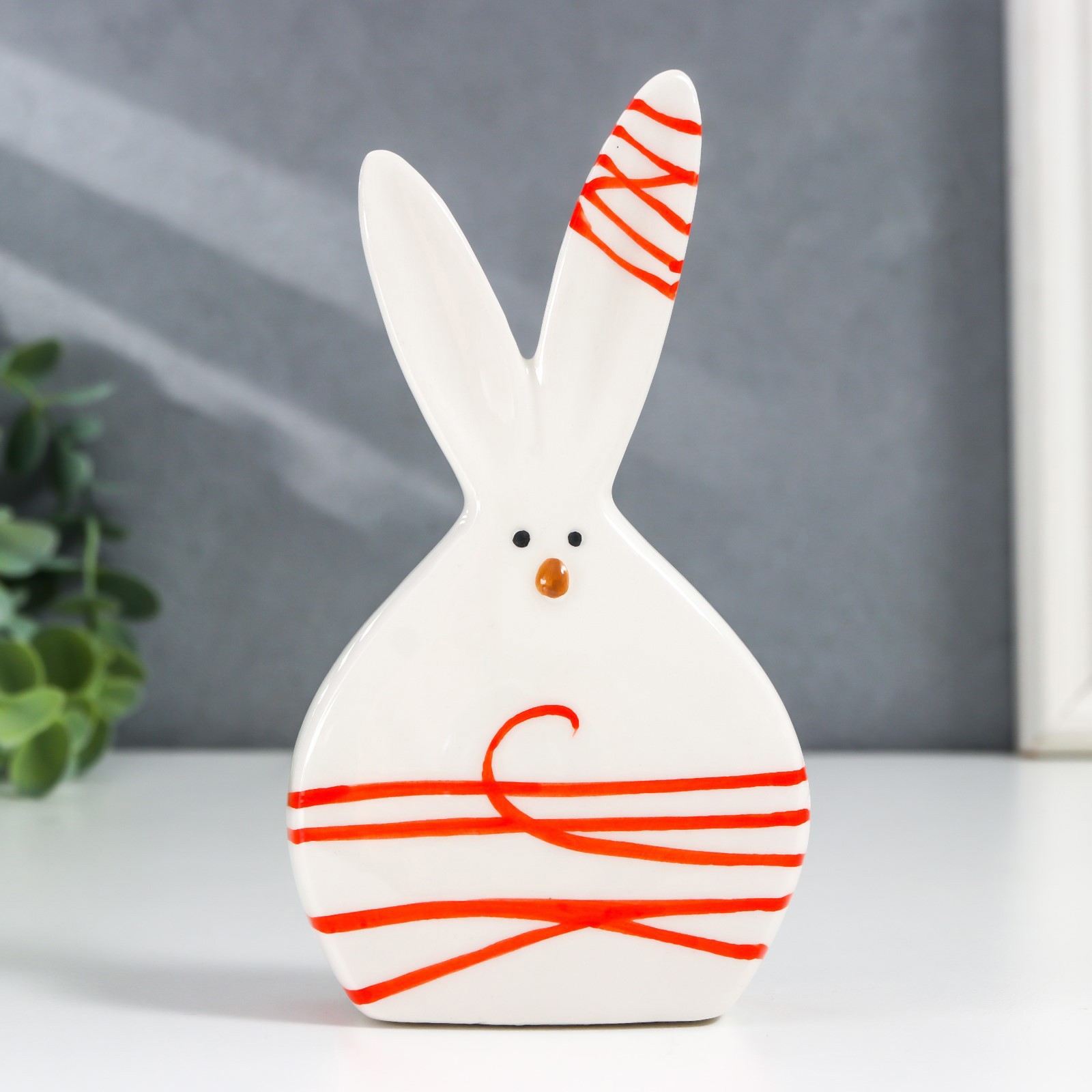 Изображение товара Зая с красной нитью — декоративная керамическая фигурка 3,5×7,5×13,2 см