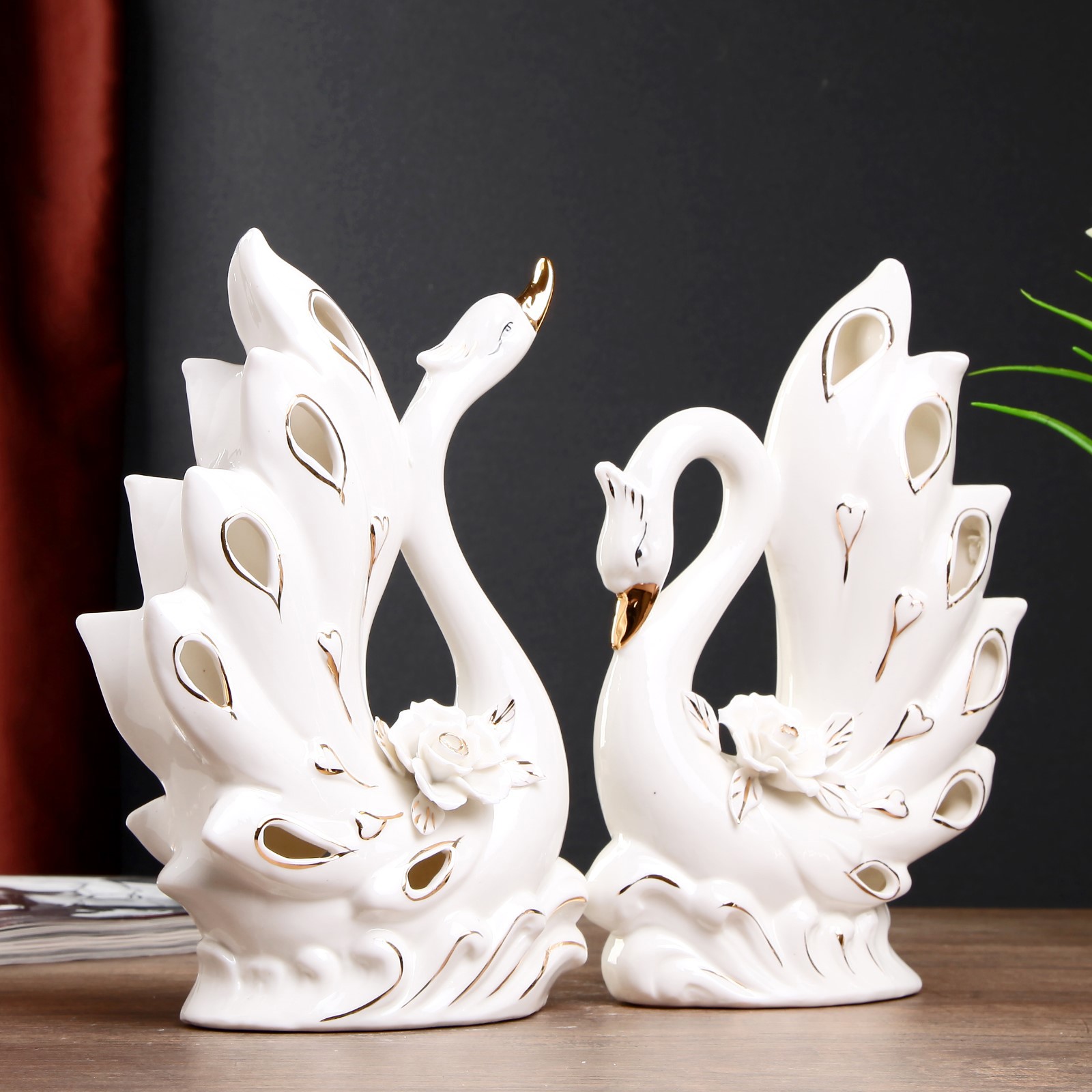 Изображение товара Набор сувениров интерьерных 2 шт "Лебеди резные с розами" белый с золотом 27x16.5x8 см