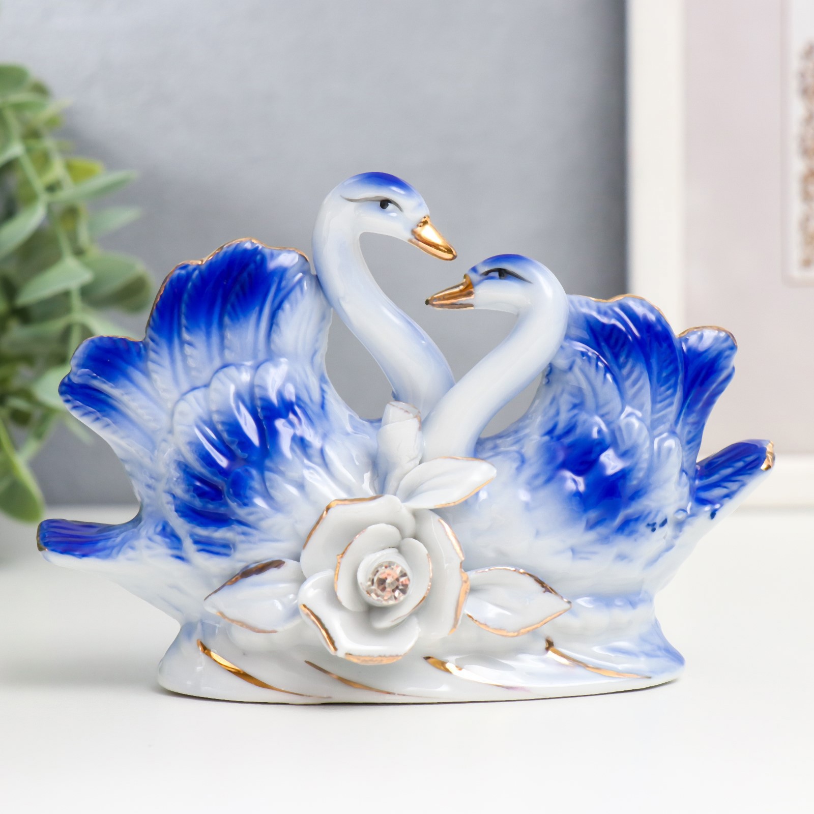 Изображение товара Лебеди синие с розой — декоративная керамическая фигура 9,5х5,5х13,5 см