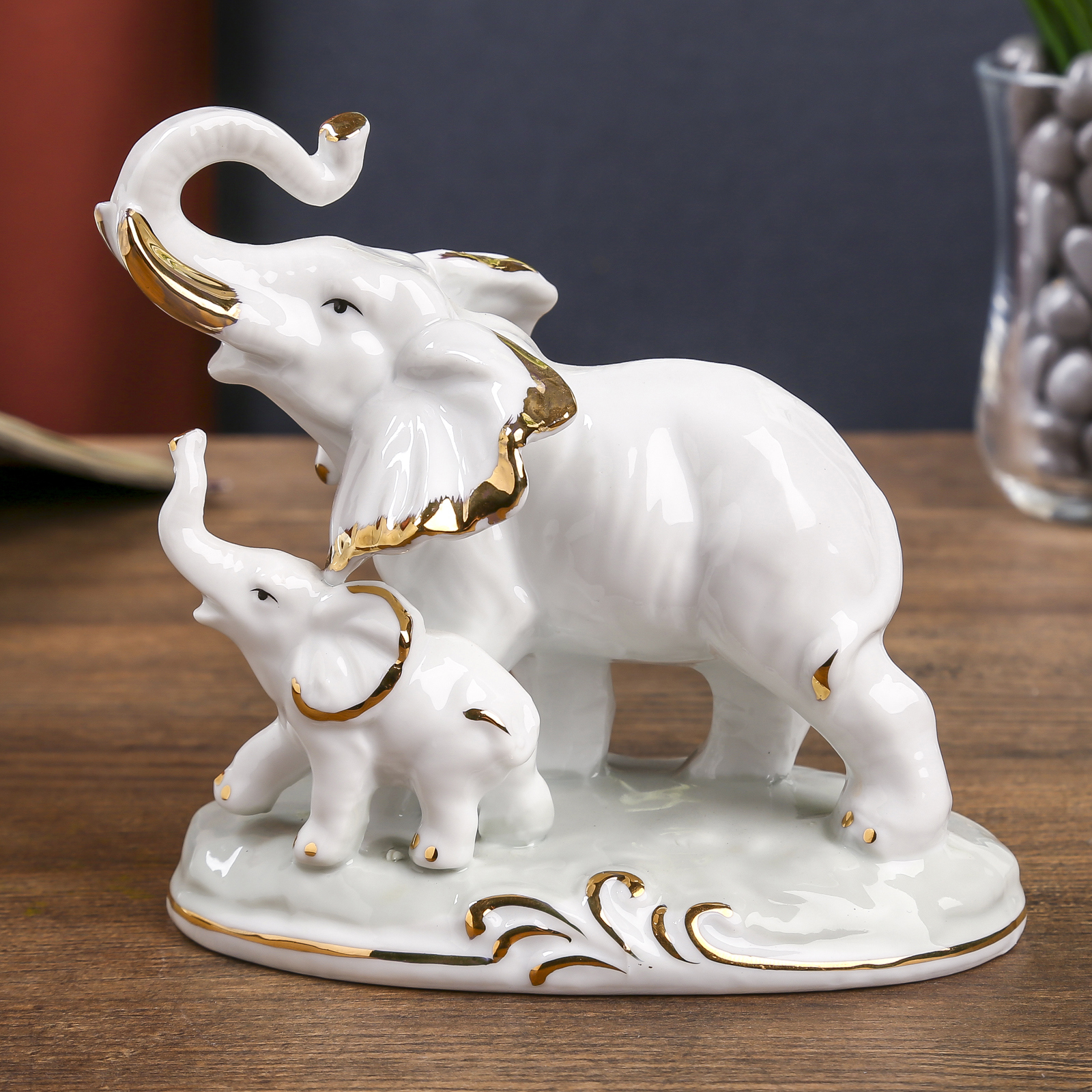 Изображение товара Сувенир «Прогулка слона со слонёнка» — белый с золотом, 12,2×12,7×7,2 см