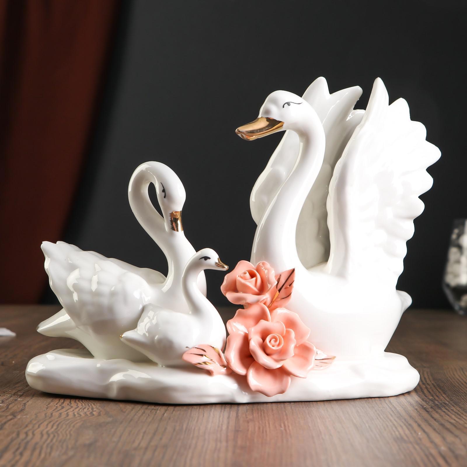 Изображение товара Сувенир интерьерный "Семейство белых лебедей с цветами" 18x22x12.5 см