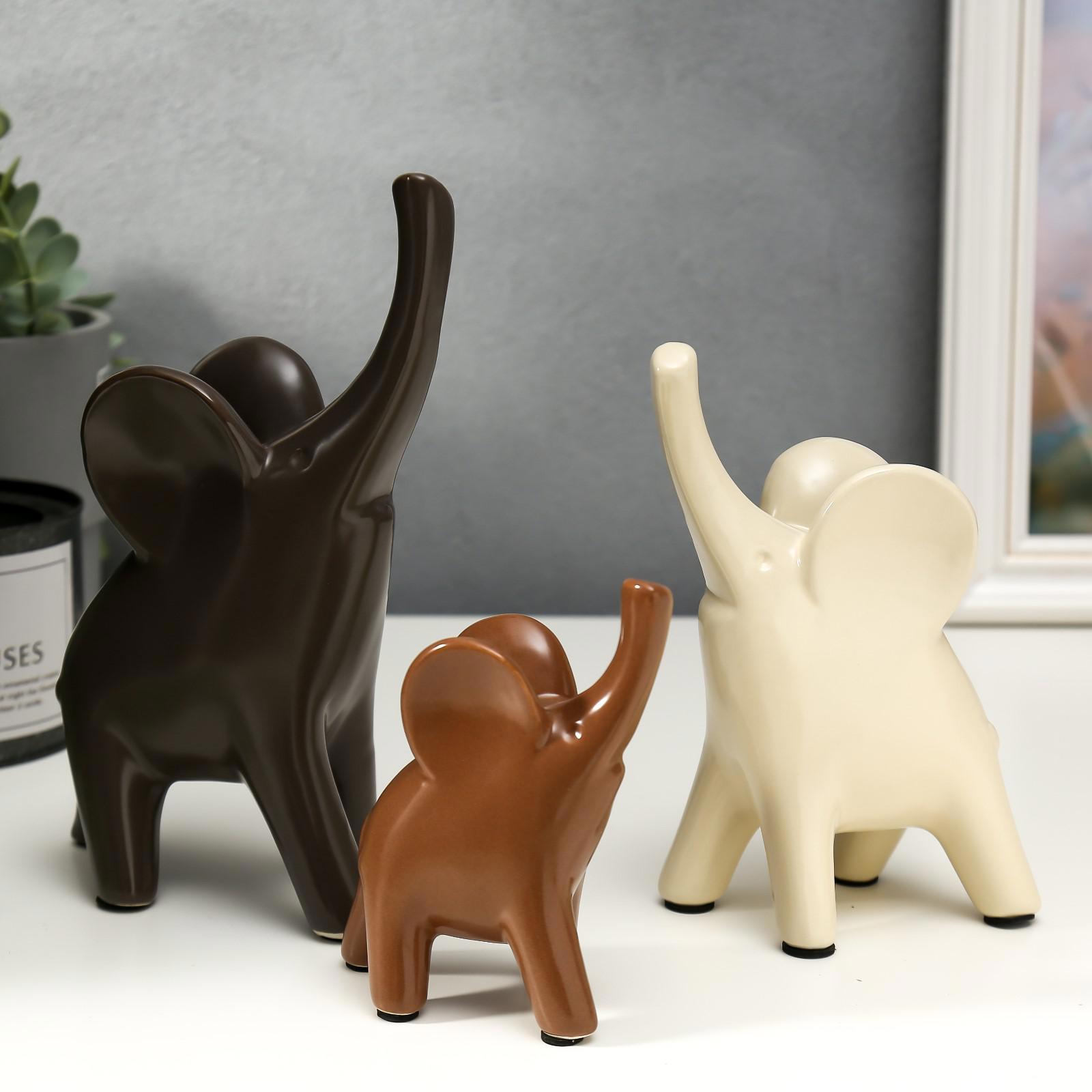 Изображение товара Набор сувениров интерьерных 3 шт "Семья слонов" матовый высота 12; 15; 19 см