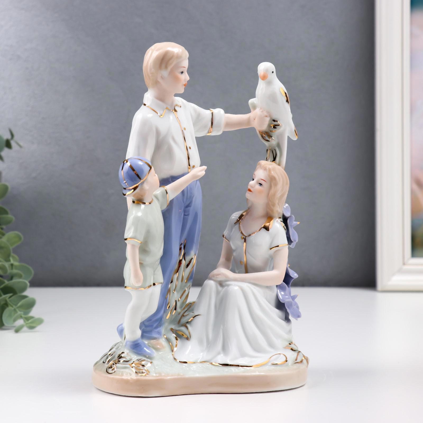 Изображение товара Сувенир интерьерный «Семья на прогулке с птицей» 20 см — керамика