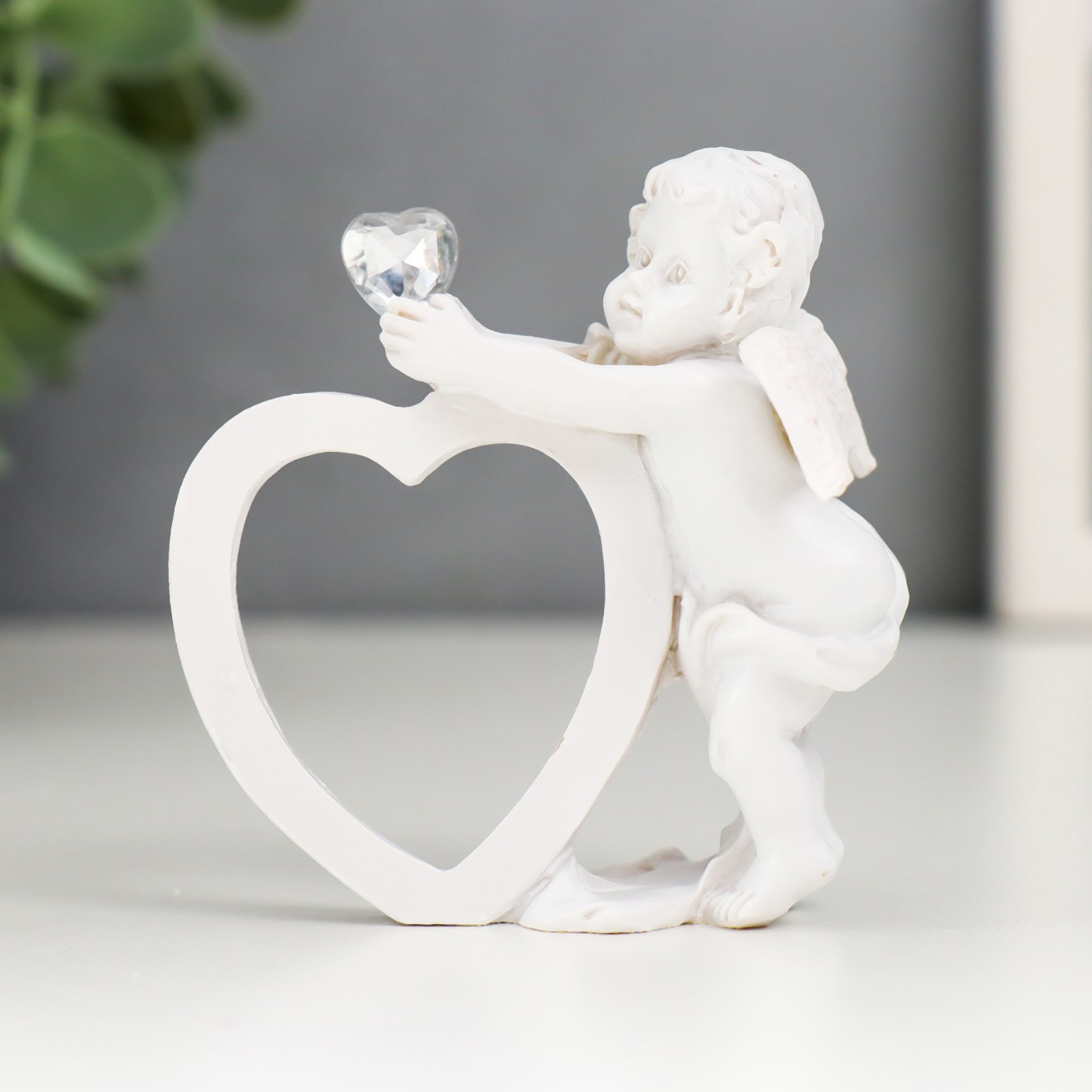 Изображение товара Ангел белоснежный с сердцем и кристаллом — сувенир 6,5 см