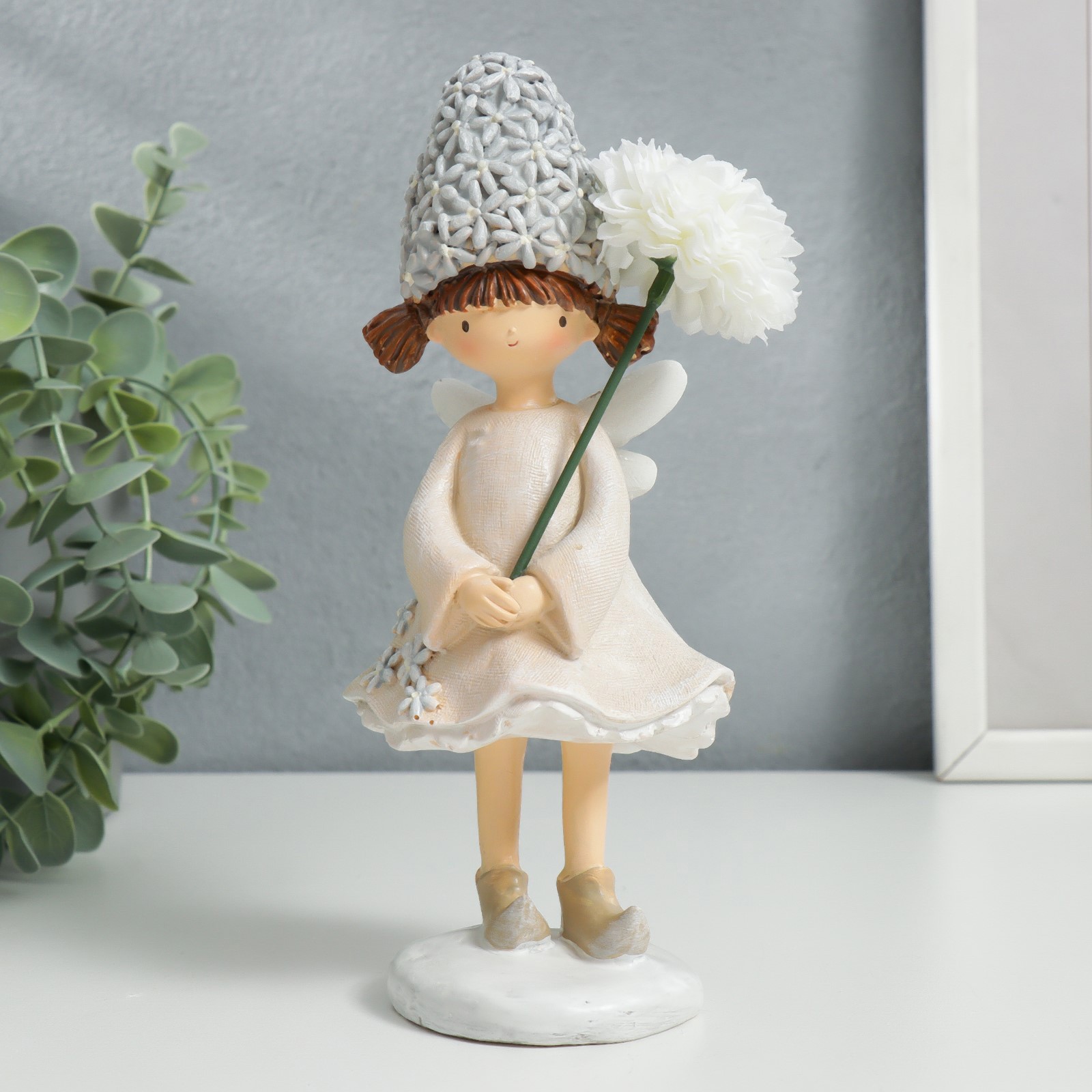 Изображение товара Сувенир интерьерный "Ангелок в бежевом, в колпаке из незабудок, с гвоздикой" 20x7.5x10 см