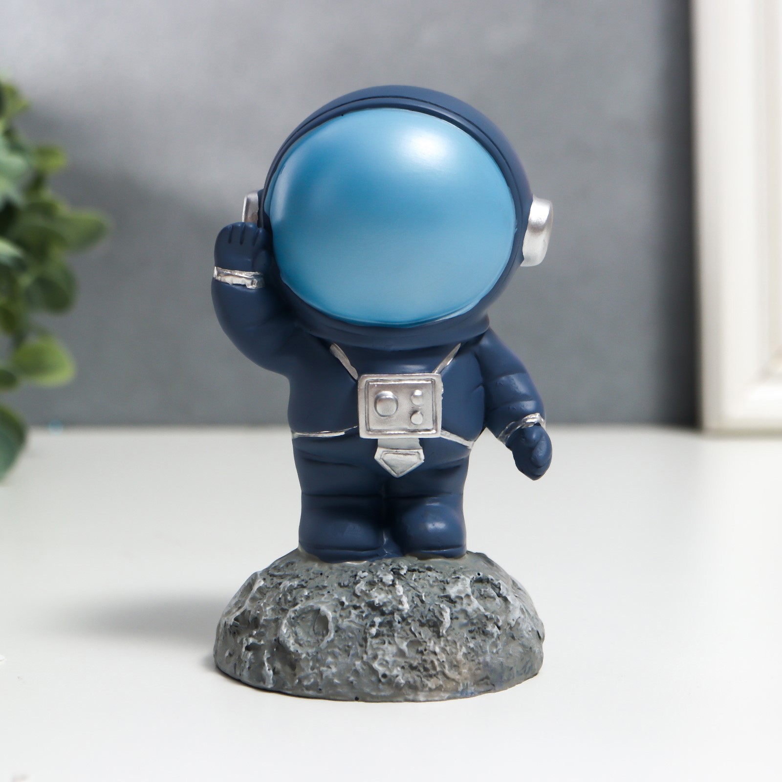Изображение товара Сувенир интерьерный "Астронавт на луне" серый 11.5x6.5x6.5 см