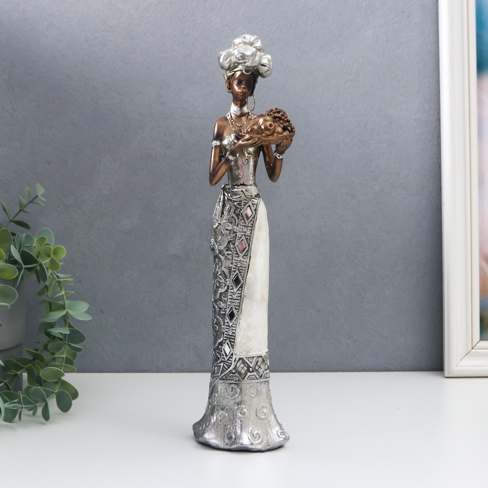 Изображение товара Сувенир интерьерный "Африканка в серебристом платье с перламутром с фруктами" 32.5x6.5x9.5 см 649457