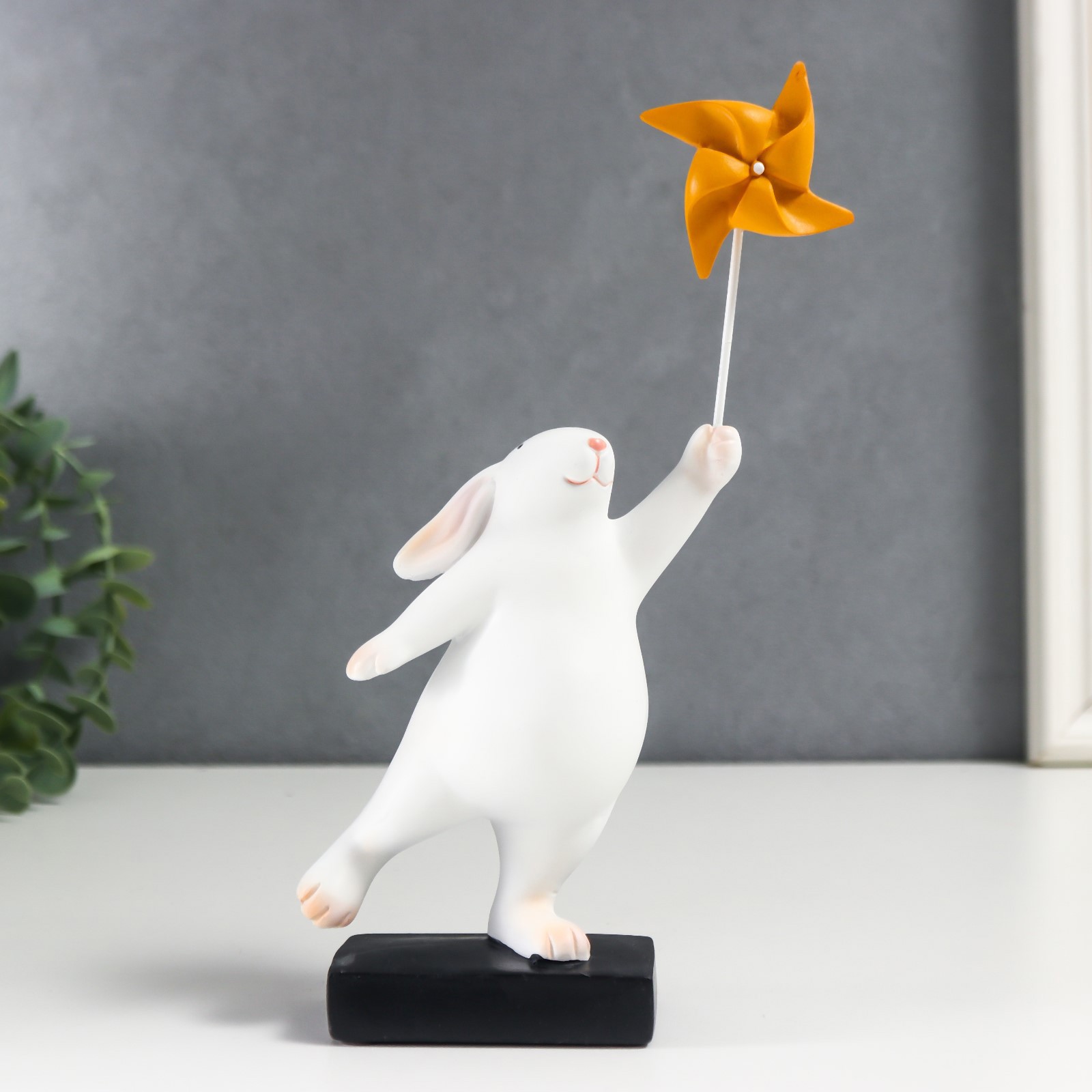 Изображение товара Сувенир интерьерный "Белый кроль с жёлтым ветерком" 21.5x5.5x12 см