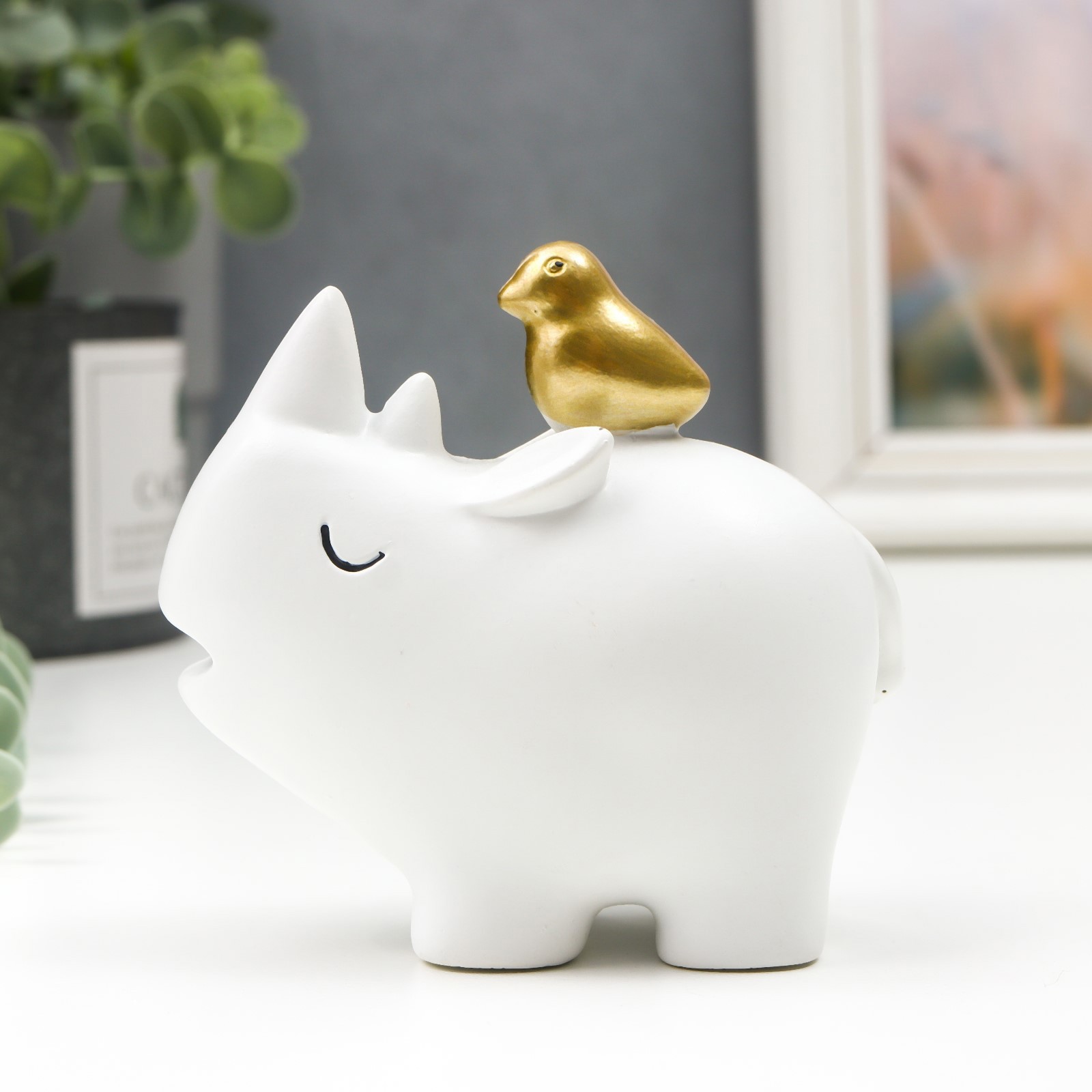Изображение товара Белый носорог с золотой птичкой — декоративная фигура 9x10 см