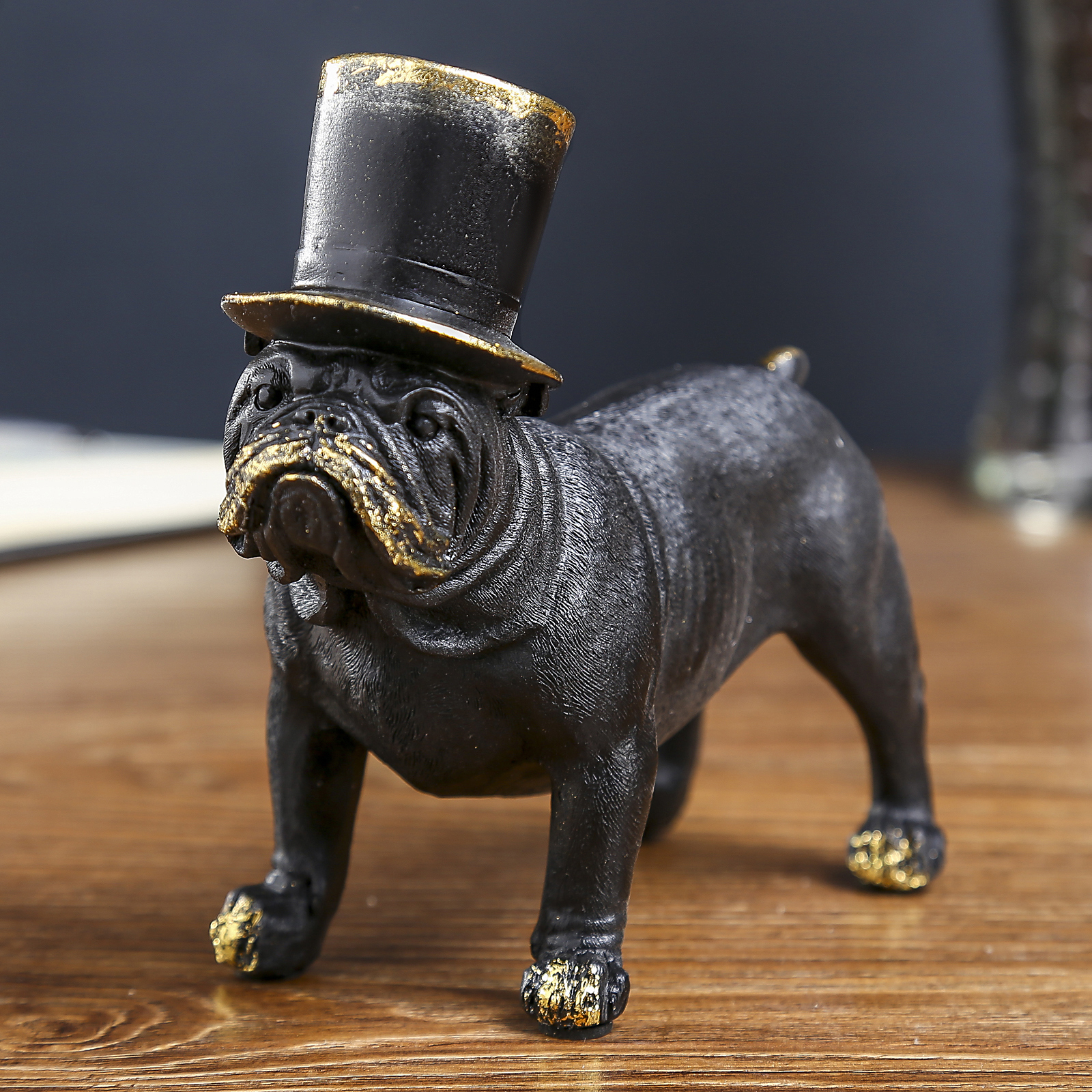 Изображение товара Декоративная фигура SIMALAND Бульдог в цилиндре Черный с золотой патиной