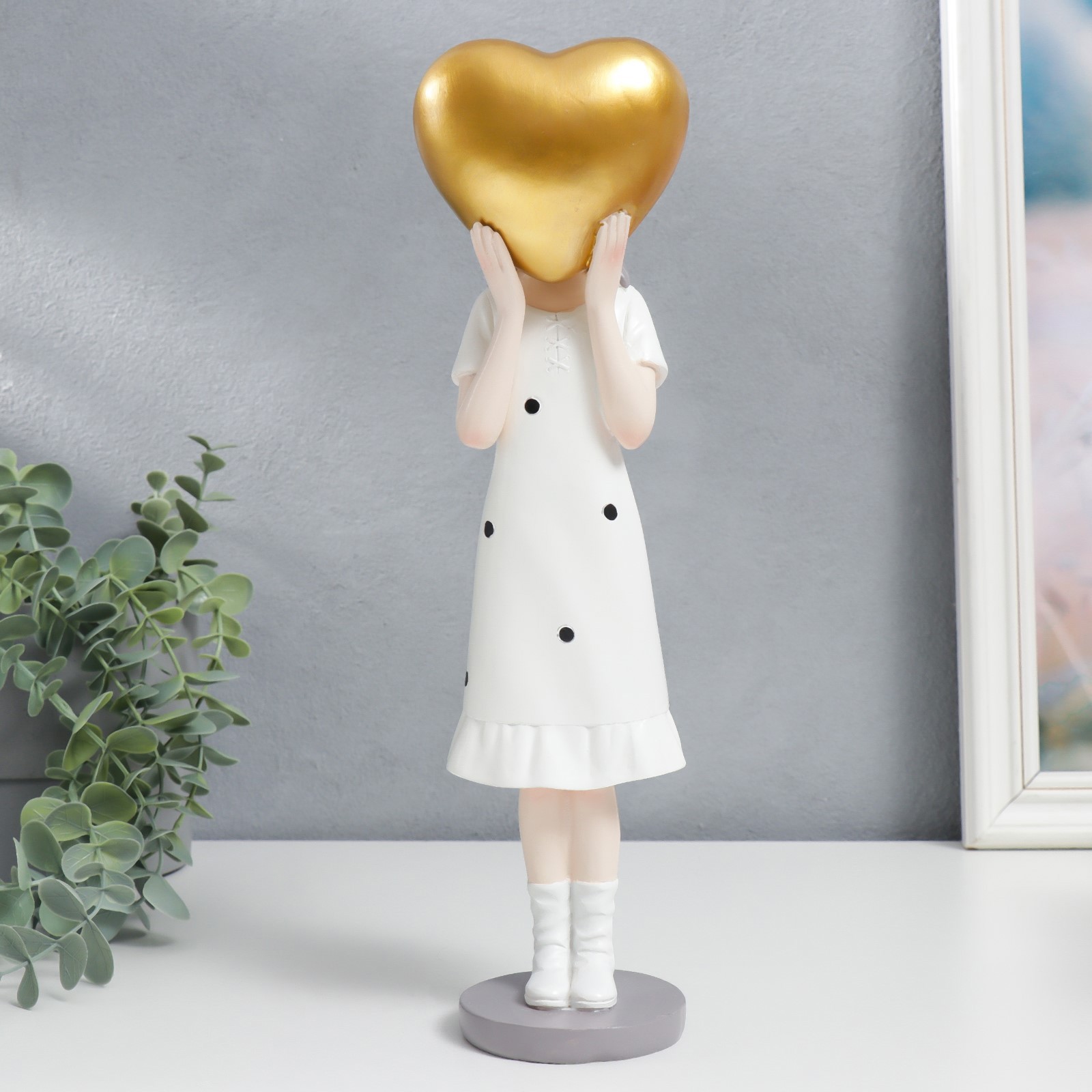 Изображение товара Сувенир интерьерный "Девочка в белом платье в горох, с сердцем у лица" 30x10x8 см