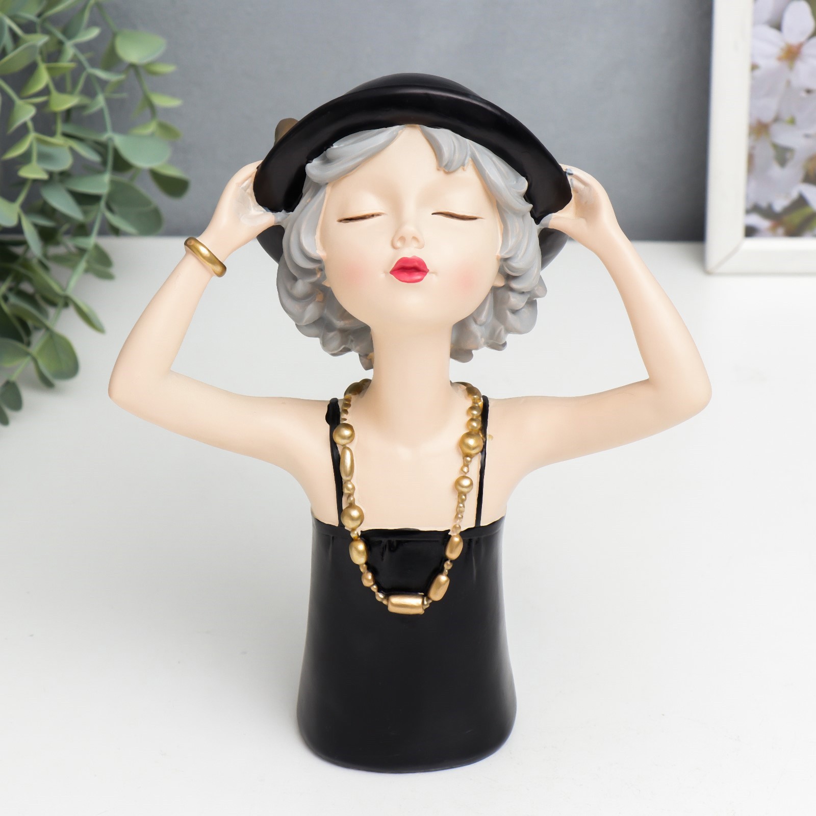 Изображение товара Сувенир интерьерный "Девочка в чёрном платье и шляпке, с бусами" 23x9.5x18.5 см