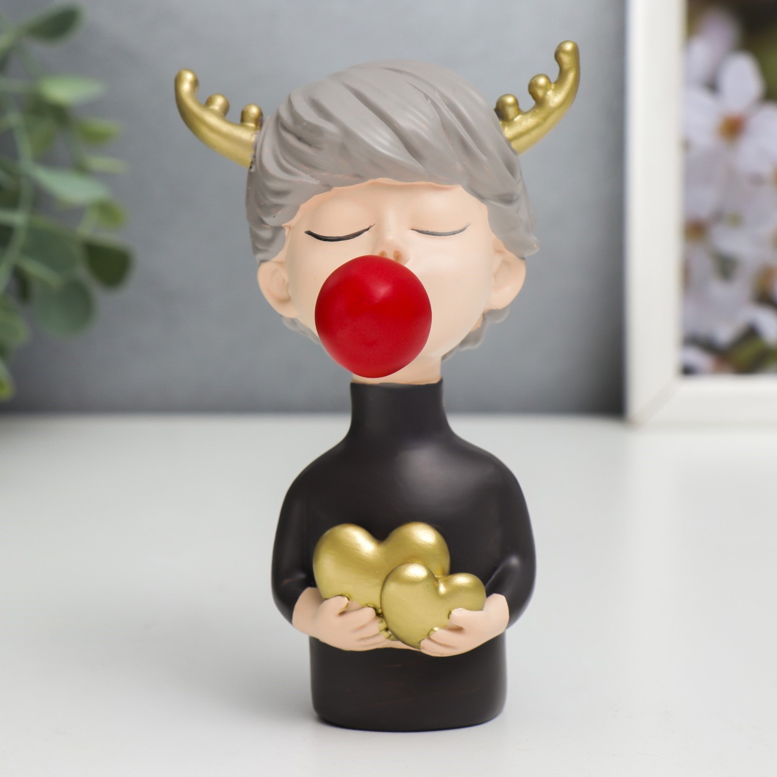Изображение товара Сувенир интерьерный "Девочка с оленьими рожками с красным пузырём, с сердечками" 12x7x9 см