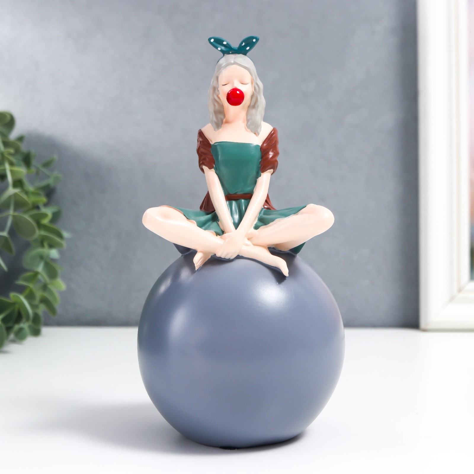 Изображение товара Сувенир интерьерный "Девушка в зелёном платье на шаре" 18.5x10x10 см