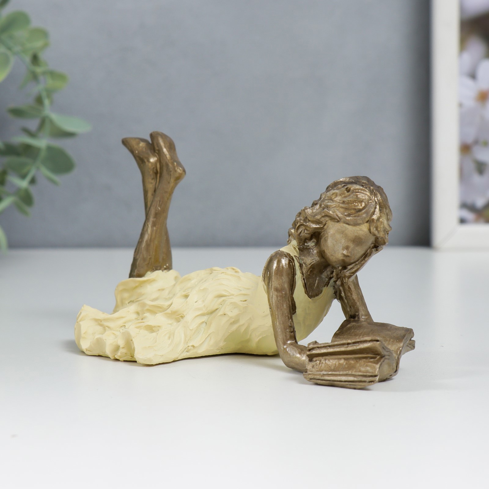 Изображение товара Сувенир Девушка читает книгу, жёлтое платье — 6,5×9×14 см