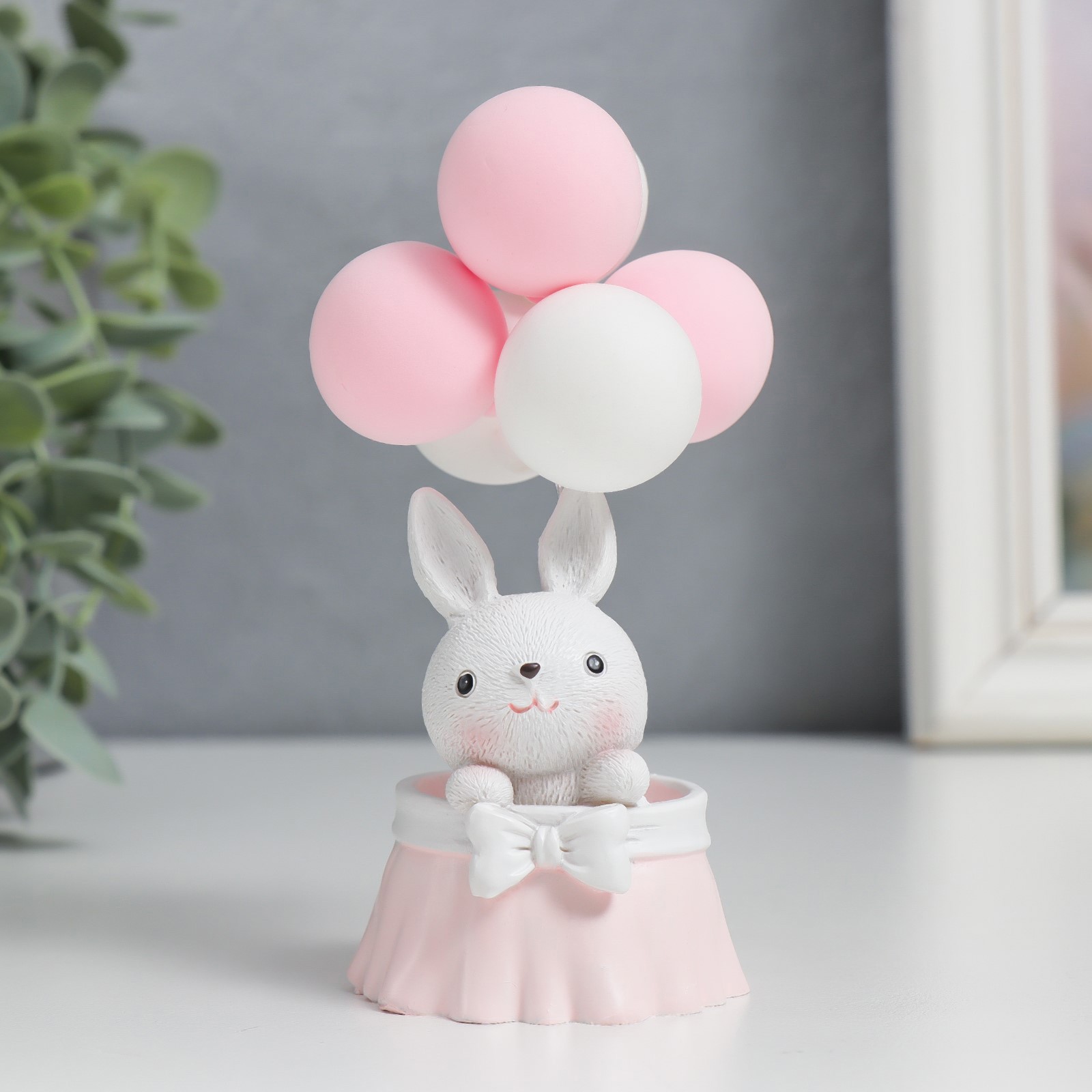 Изображение товара Сувенир интерьерный "Зайка в корзине с воздушными шарами" розовый 11.5x5x5 см