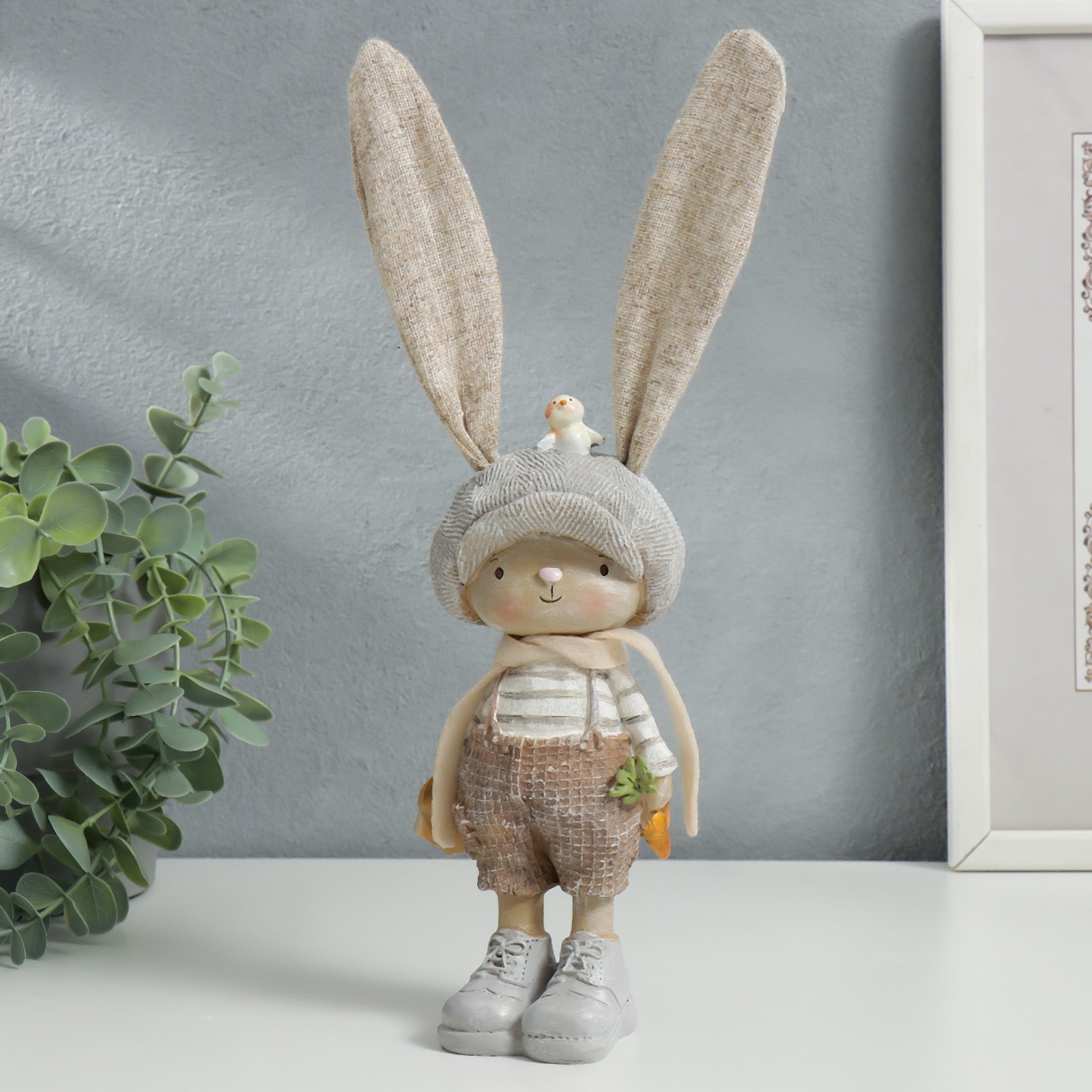 Изображение товара Сувенир интерьерный "Зайка в кепке, комбинезоне, с леечкой и морковкой" бежевый 29x8.5x9.5 см 733017