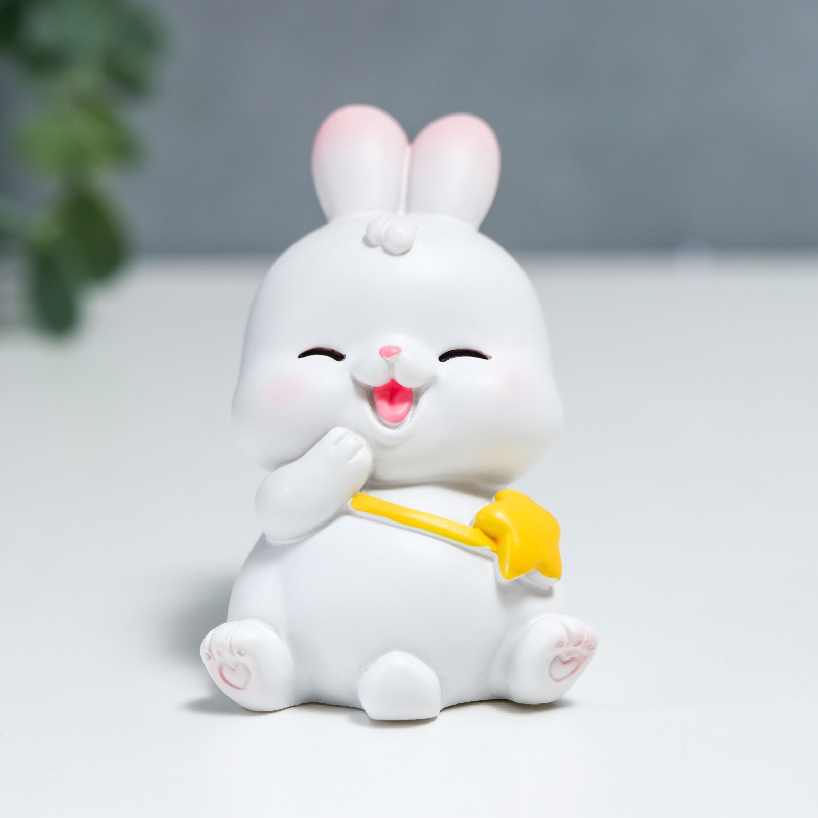 Изображение товара Декоративная фигура SIMALAND Зайка с сумочкой-звёздочкой 5,5x3x3,5 см