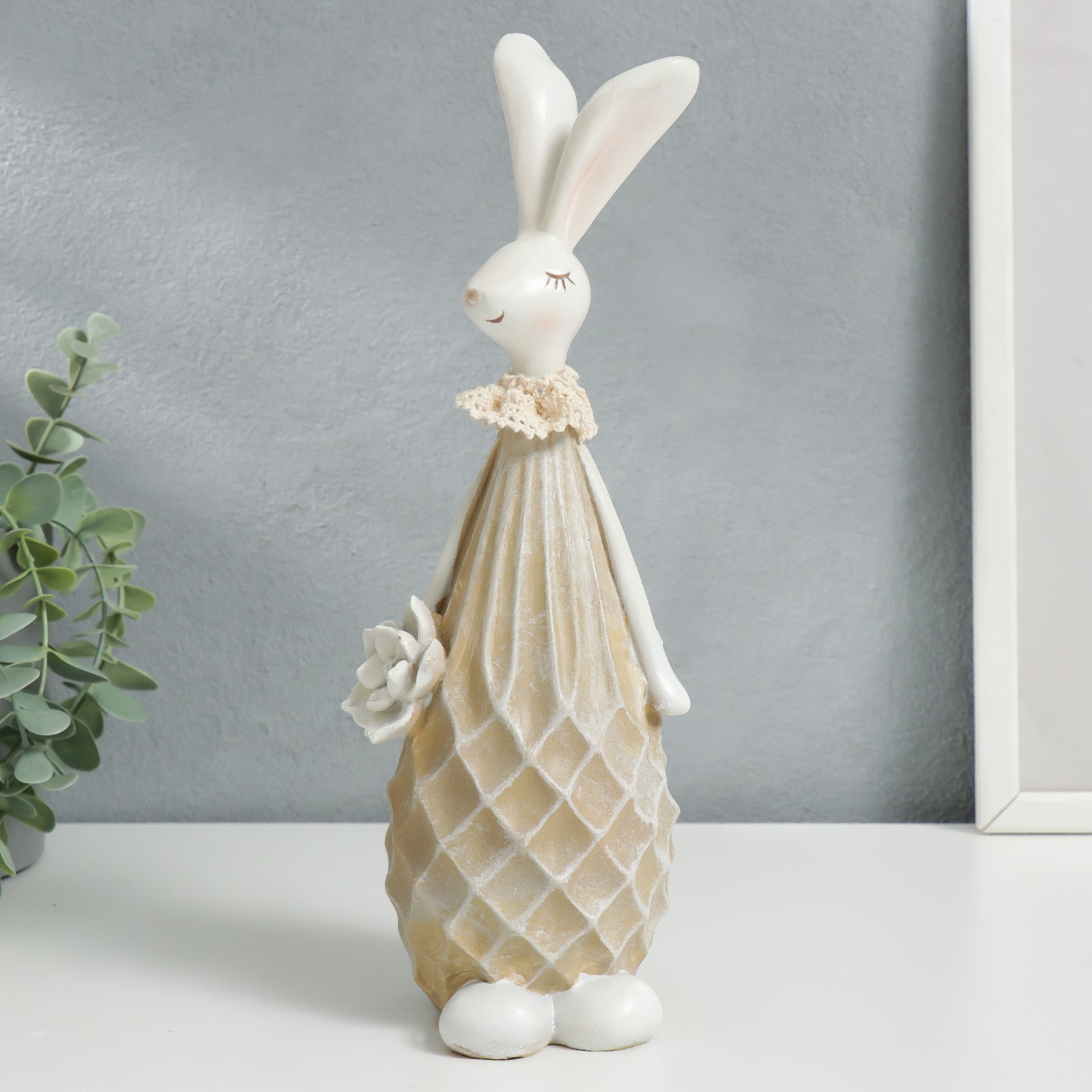 Изображение товара Сувенир интерьерный Зайчик высокий, кружевной воротник, цветочек — бежовый
