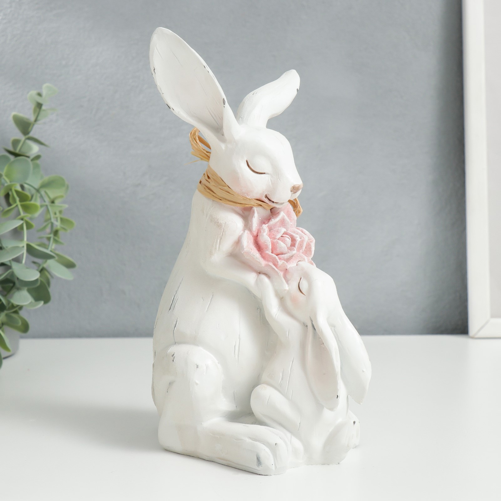 Изображение товара Сувенир интерьерный "Зайчик с бантом из соломы, с малышом и цветком" 20x13x10 см