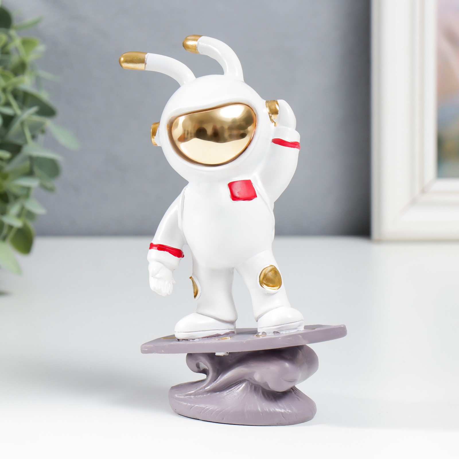 Изображение товара Заяц-астронавт в наушниках на сёрфе — декоративная фигура, 15x7,5 см