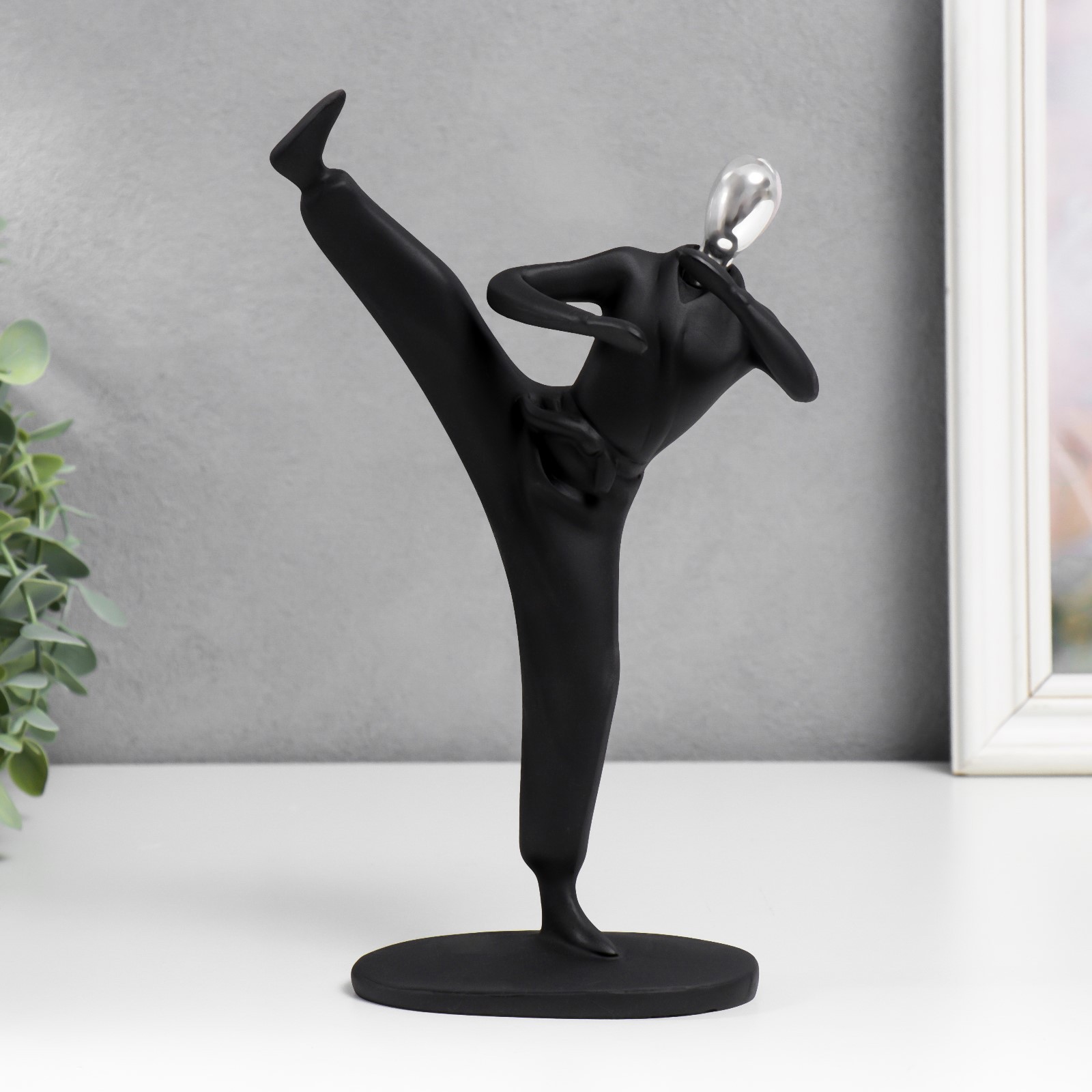 Изображение товара Сувенир Каратист чёрный с серебром, 26x7x15,5 см — декоративная фигура