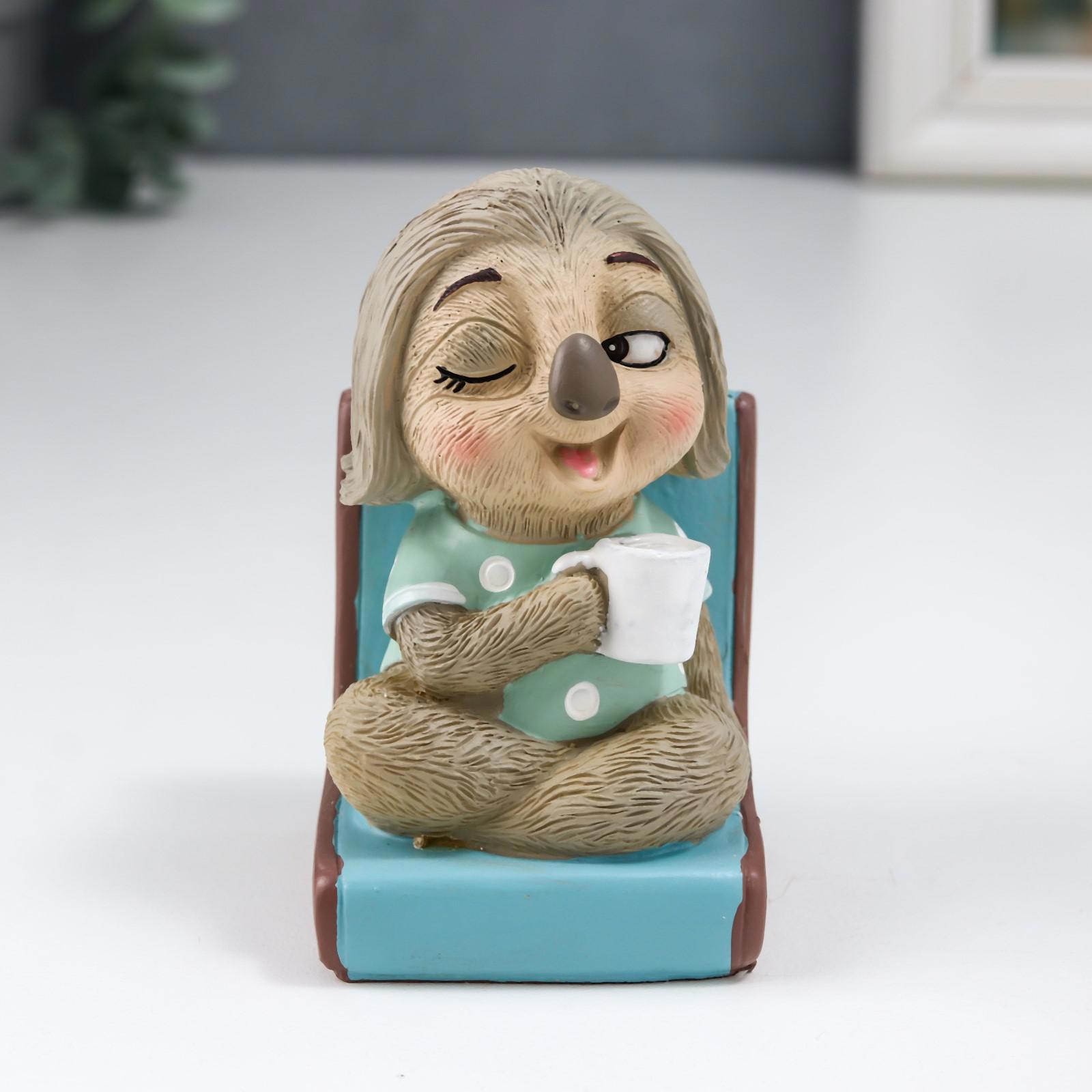 Изображение товара Сувенир интерьерный "Ленивец в кресле с чашкой чая" 9x5.5x5 см