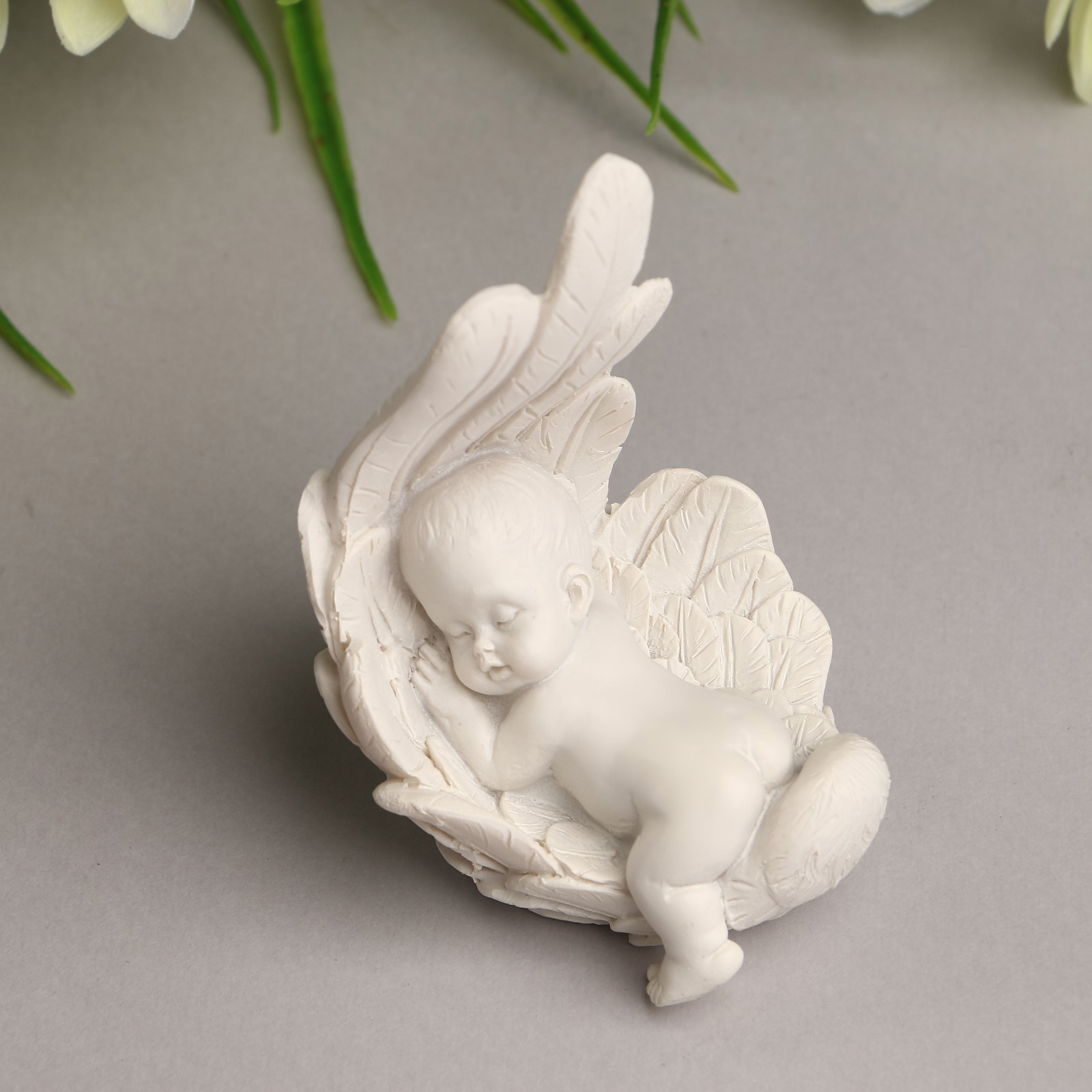 Изображение товара Сувенир 'Малыш спящий в крыле' белый, полистоун, 8,7x6x5,5 см