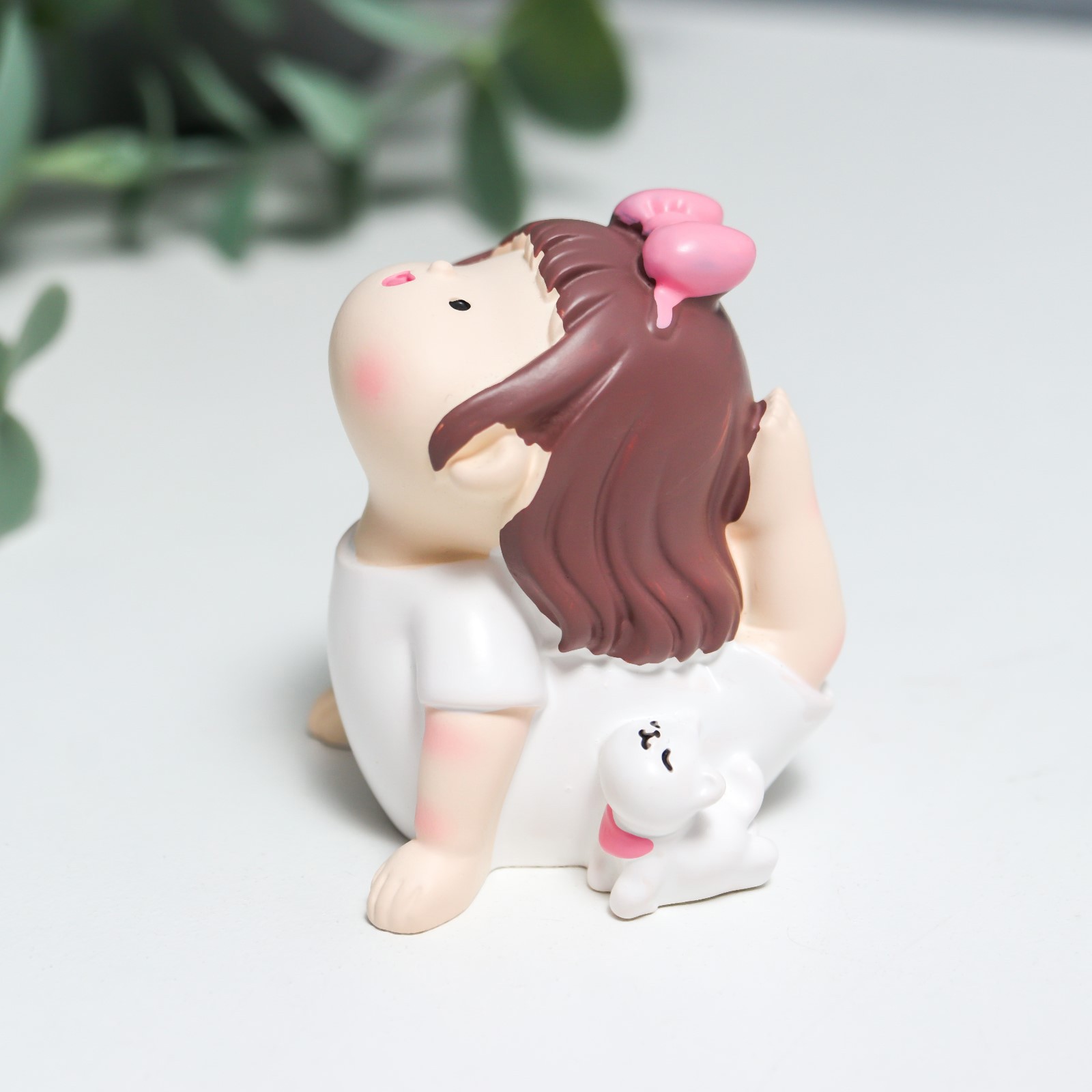 Изображение товара Сувенир интерьерный "Малышка с белым котиком - йога, растяжка" 5.5x4.5 см