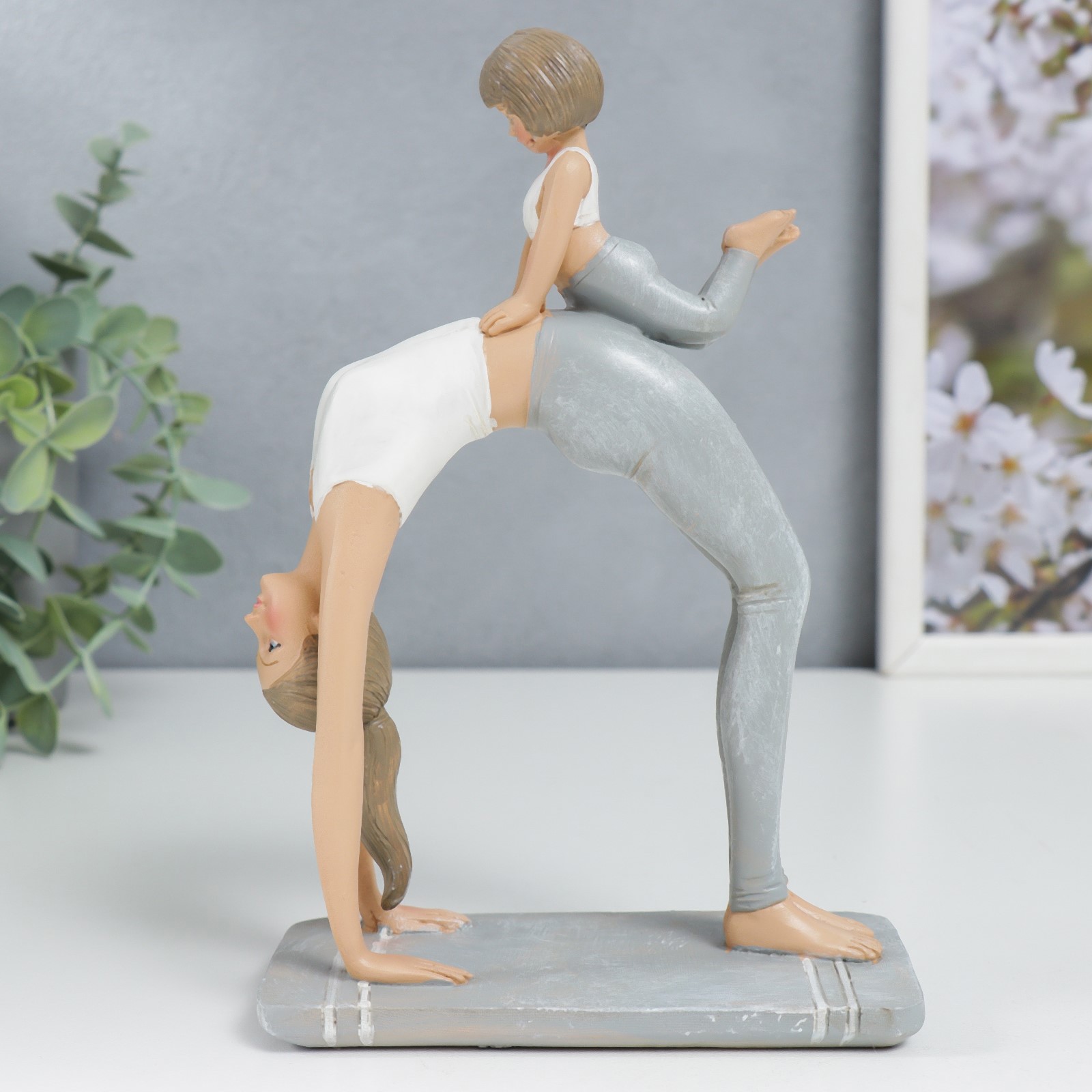 Изображение товара Сувенир интерьерный "Мама в позе колеса, с дочкой" бело-серый 19x7x13 см