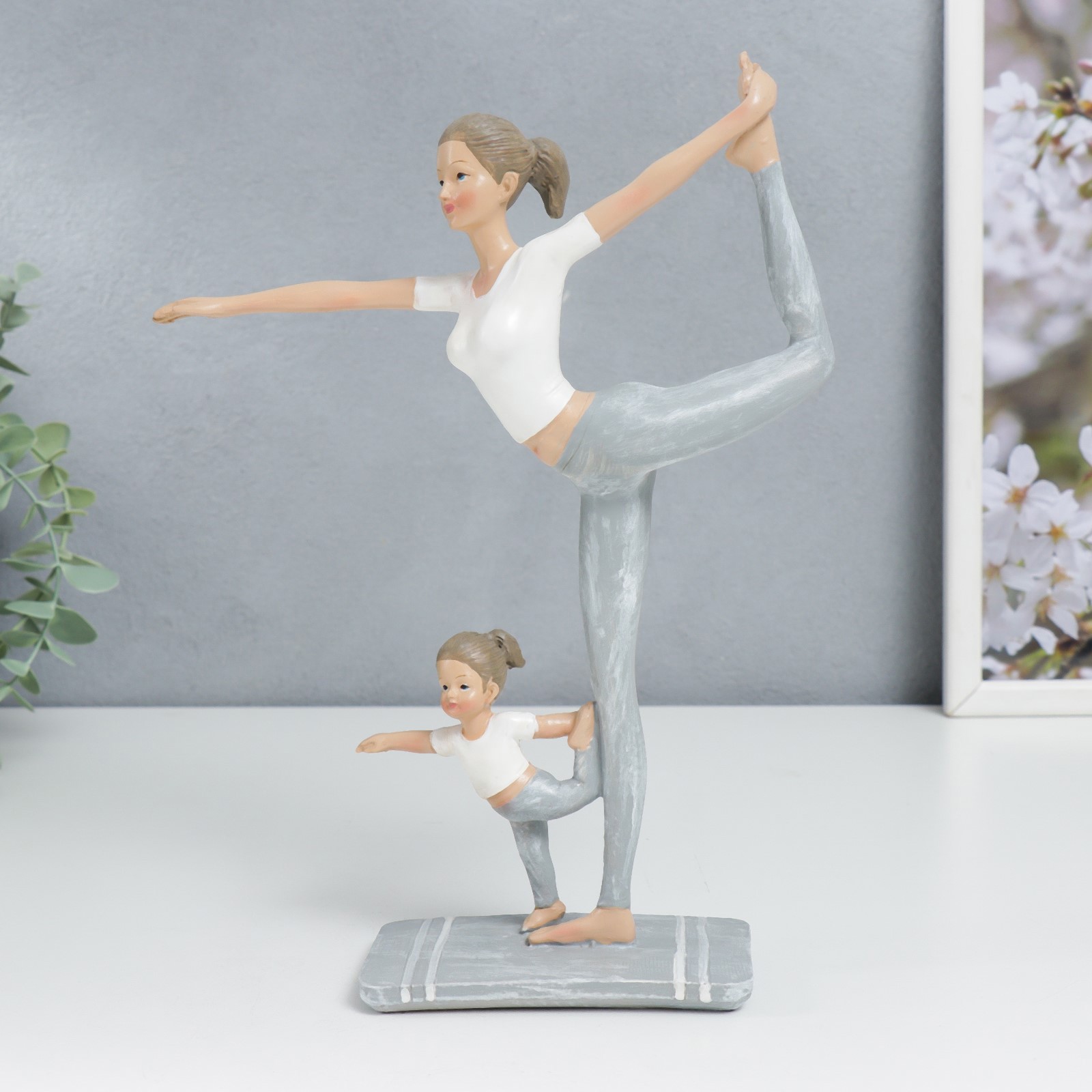 Изображение товара Сувенир интерьерный "Мама с дочкой в позе танцора" бело-серый 25.5x6.5x19.5 см