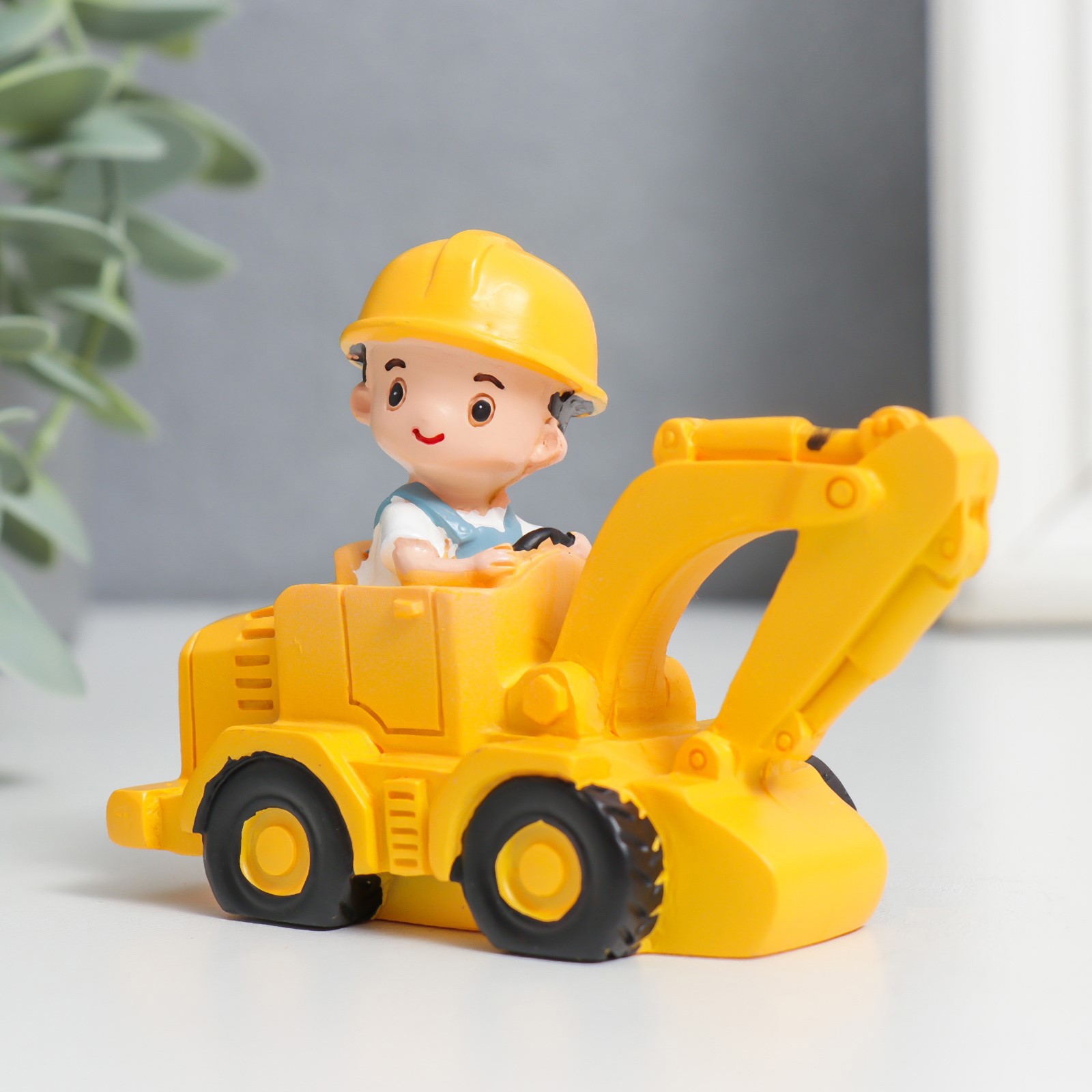 Изображение товара Сувенир Малыш-строитель на экскаваторе — декоративная фигура 7,5×4×7,7 см