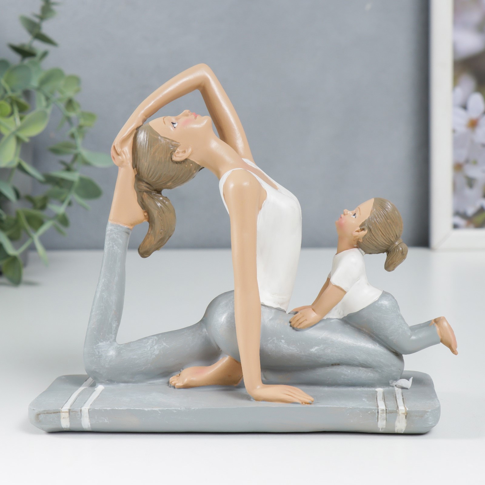 Изображение товара Сувенир интерьерный Мама с дочкой — занятия йогой, бело-серый, 14x6,5x16,5 см