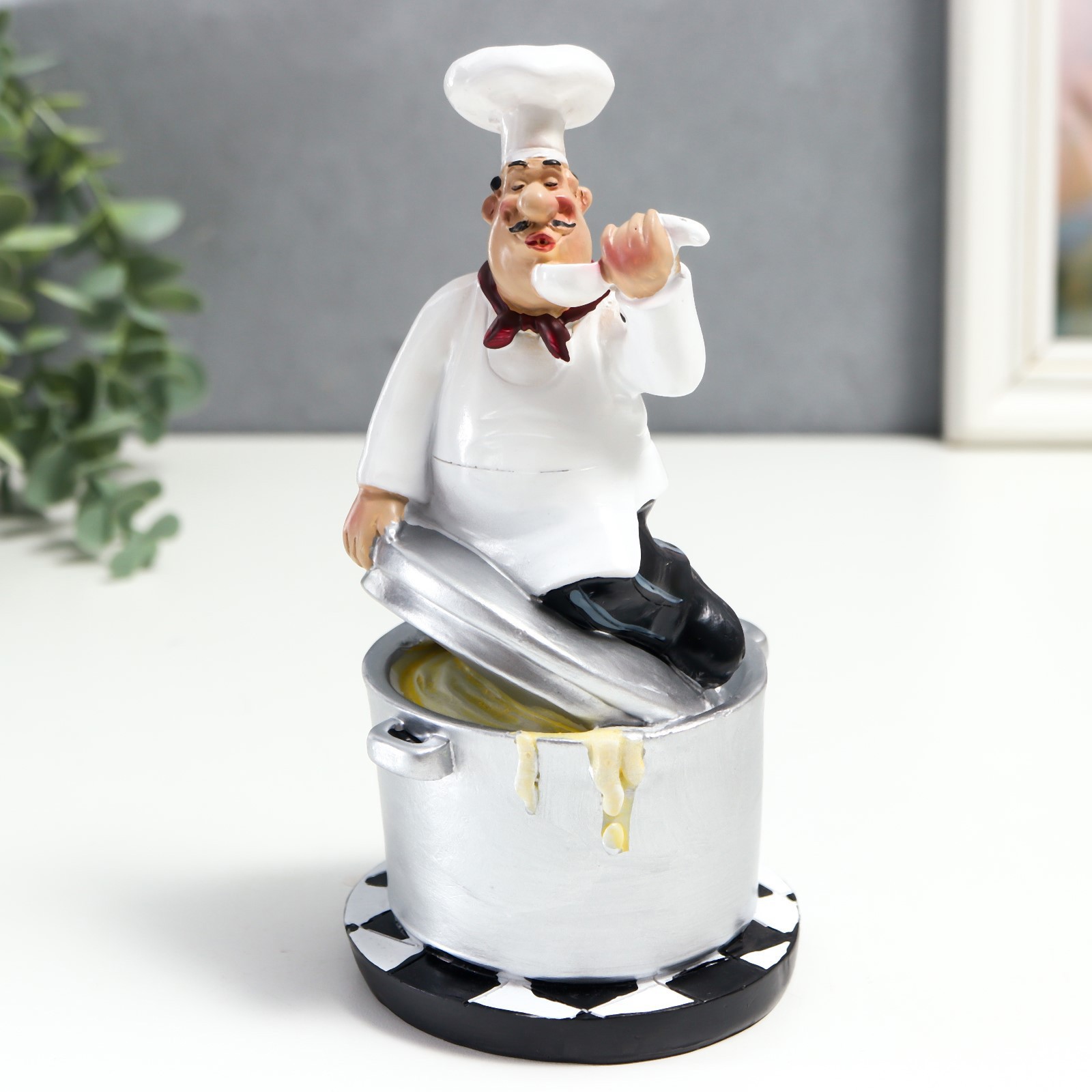 Изображение товара Сувенир интерьерный "Повар на кастрюле - снимает пробу" 18.3x9x9.3 см